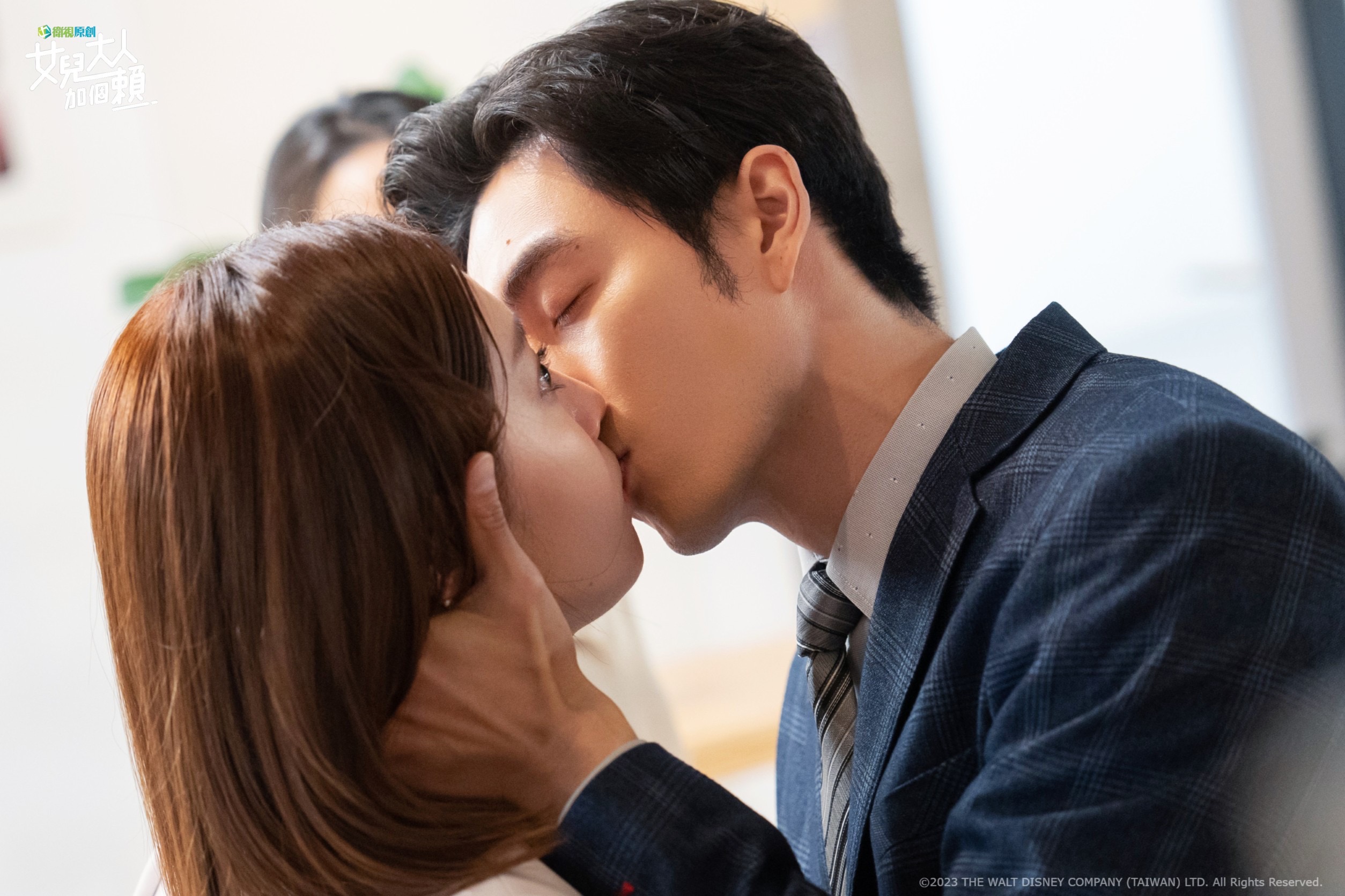 管麟螢幕初吻在《女兒大人加個賴》獻給黃薇渟。（ 衛視原創提供 ）