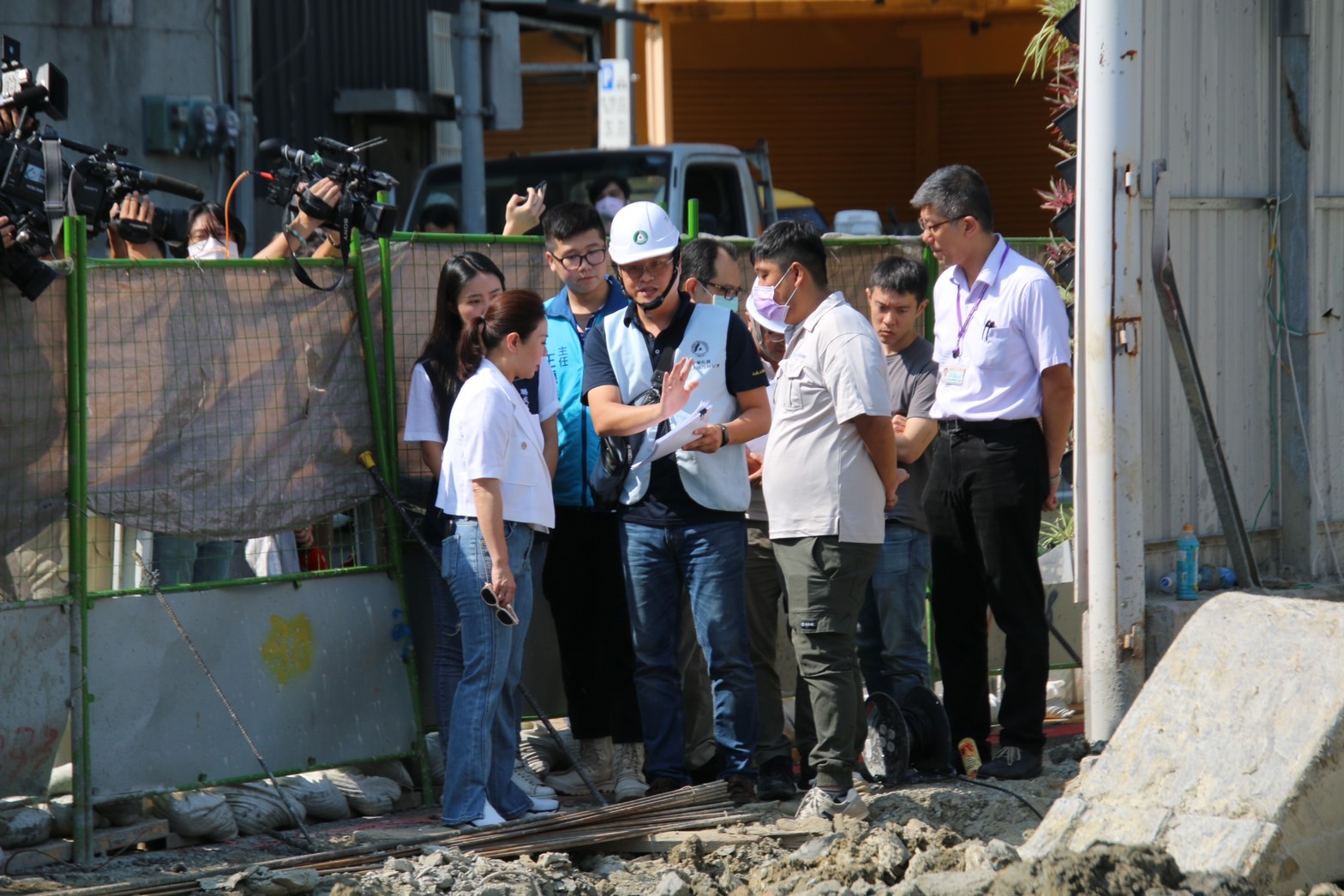 李彥秀使出殺招進入工地會勘，將圍籬拉上，把高嘉瑜「隔絕」在外。（讀者提供）