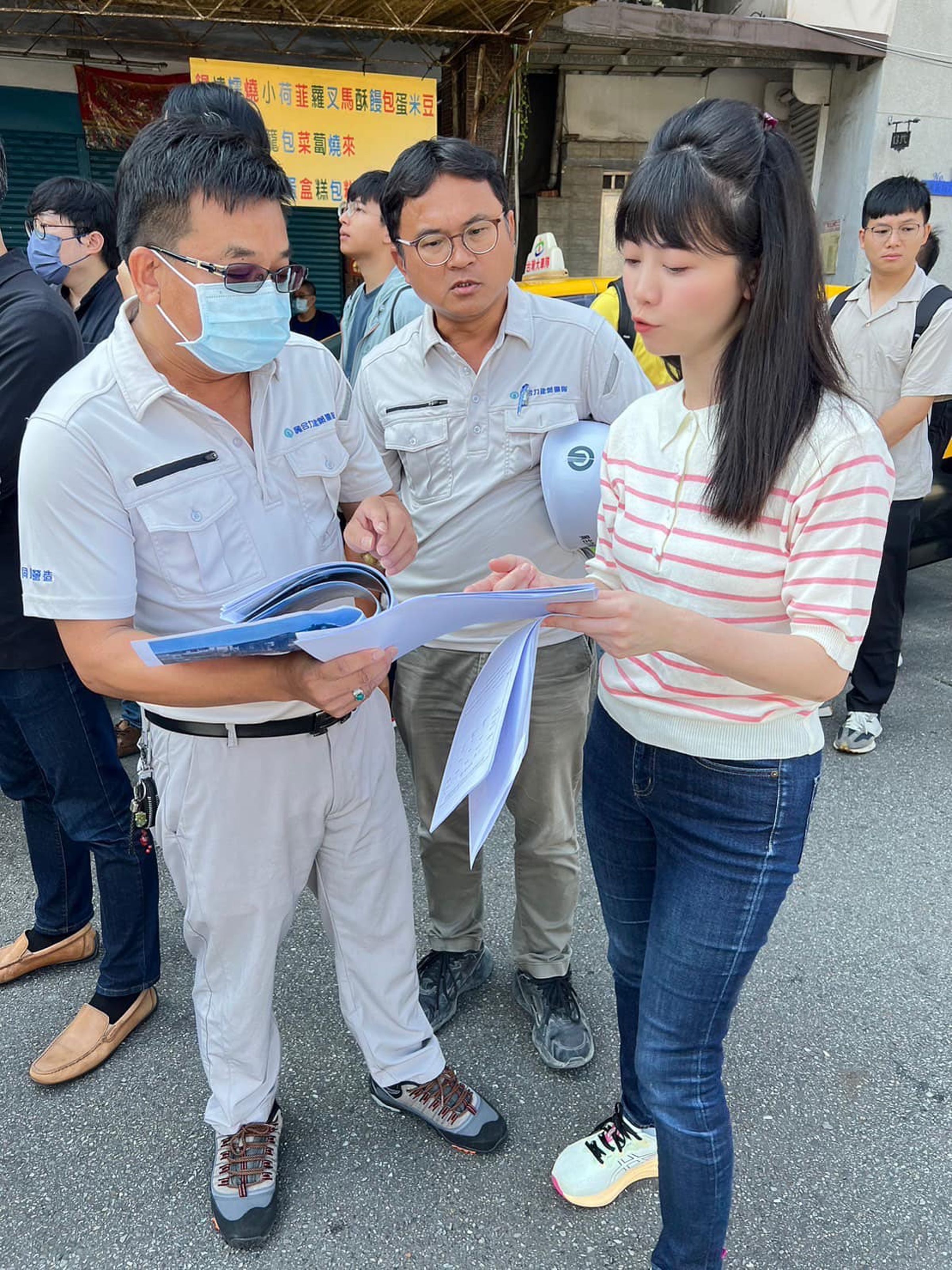 高嘉瑜今早卻搶著「攔胡」,在沒發採通狀況下,直接突襲李彥秀會勘現場。(翻攝自高嘉瑜臉書)