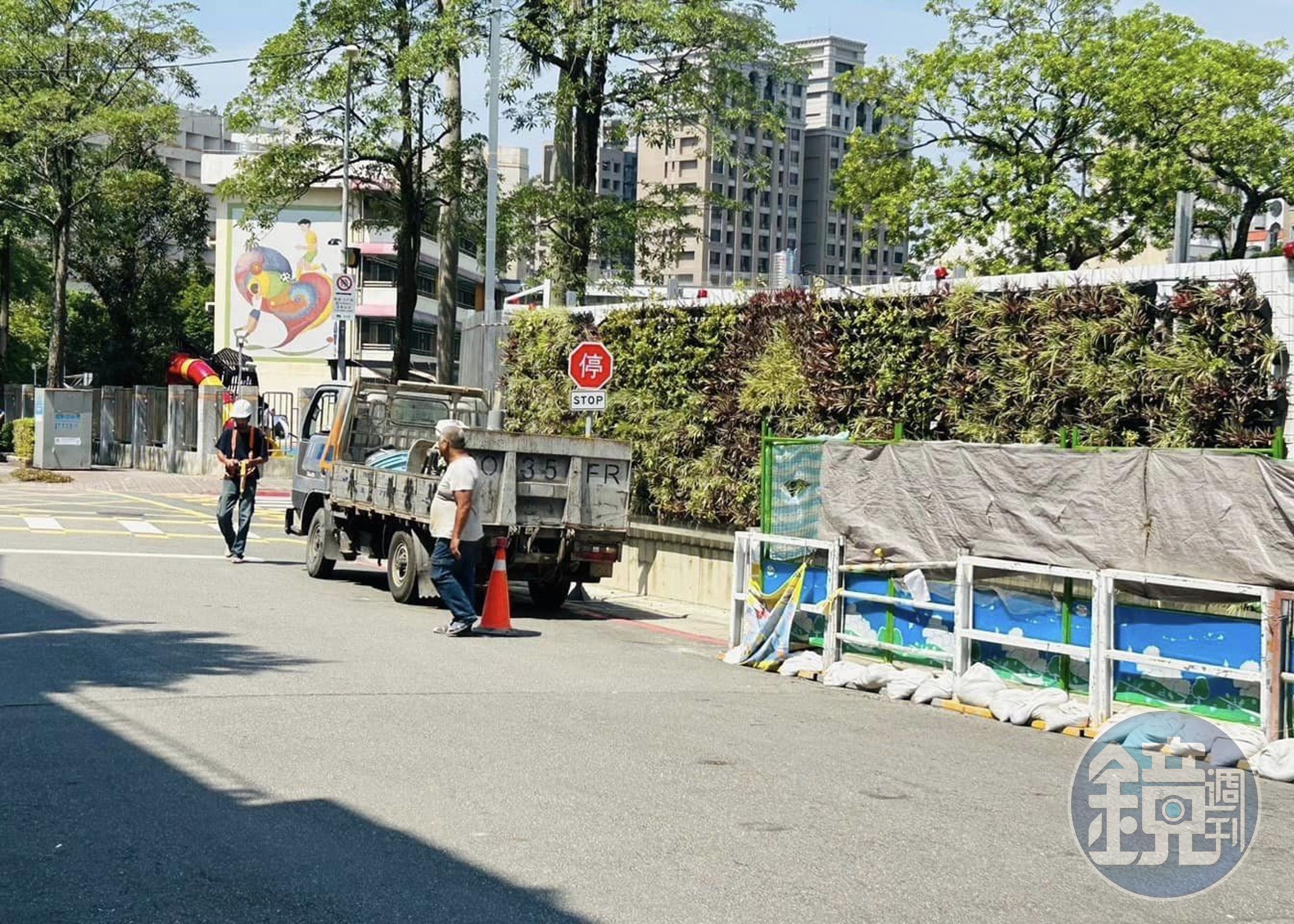 「基泰大直」因施工不甚害鄰居崩塌，台北市南港區東新街附近建案工地旁路面也發生龜裂，引發民眾恐慌。（翻攝自臉書＠何孟樺）