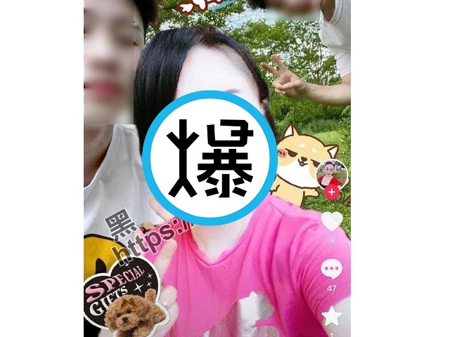 中國女「盛世美顏」赤裸下身洩欲望！爬車頂便溺，眾鄉民圍觀驚呆。（翻自《黑料網》）
