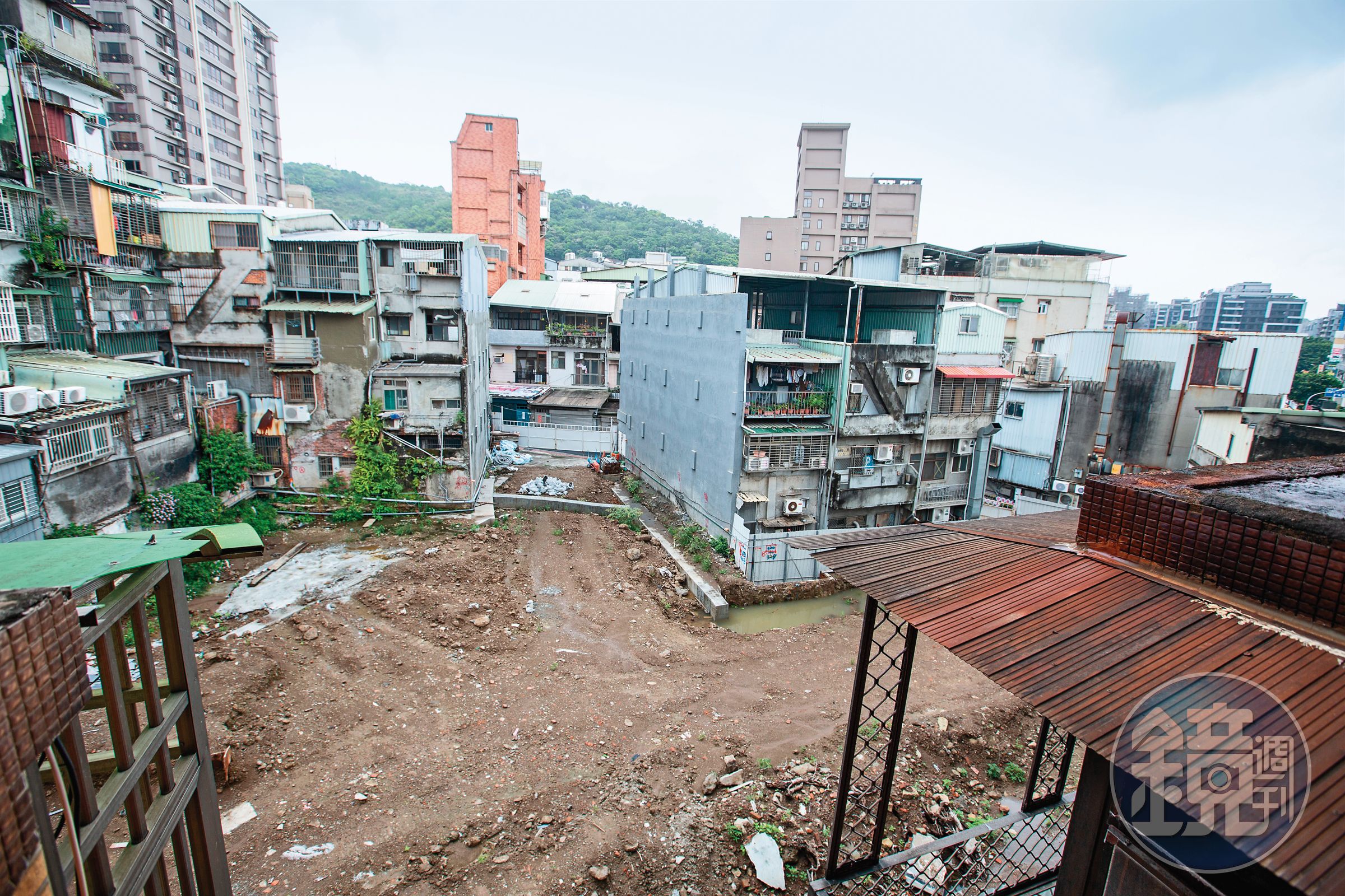 危老重建在六都遍地開花,但因缺乏政府監督把關,導致爛尾工地頻傳。圖為北投爛尾建案泊山妍基地。