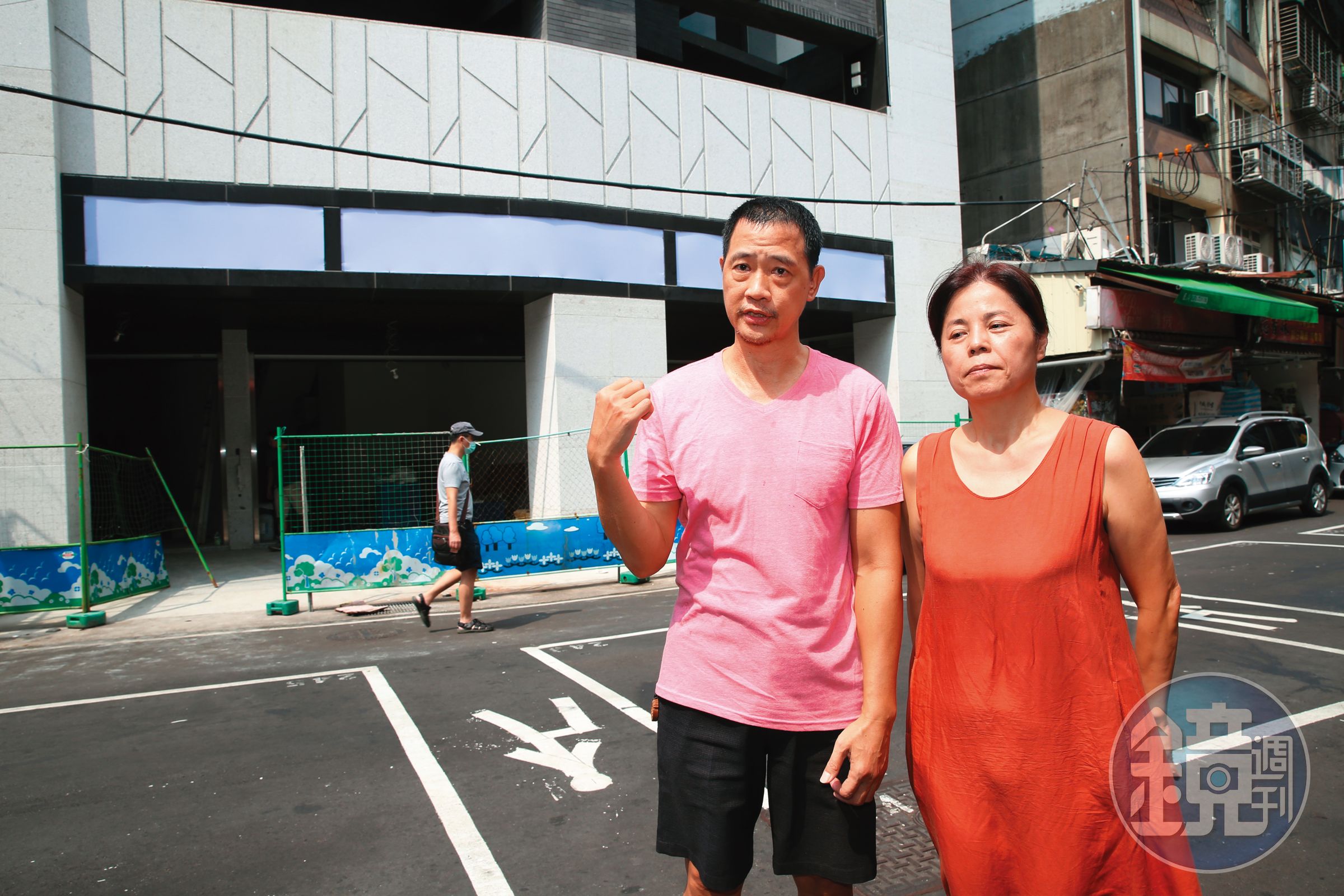 北市松山區饒河街危老重建案,地主戶陳俊發(左)夫妻未將補充協議入信託,導致權益受損。
