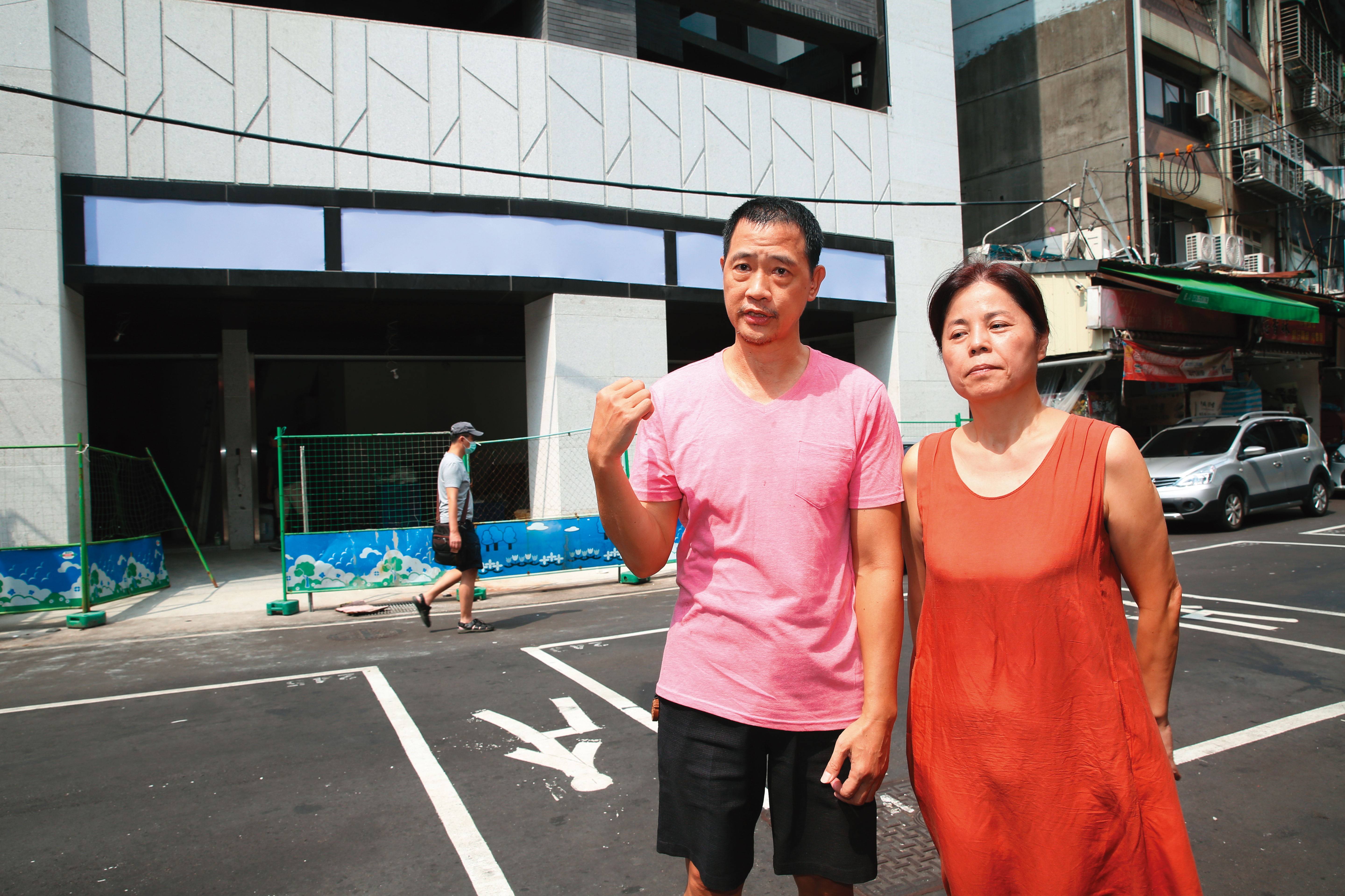 北市松山區饒河街危老重建案，地主戶陳俊發（左）夫妻未將補充協議入信託，導致權益受損。