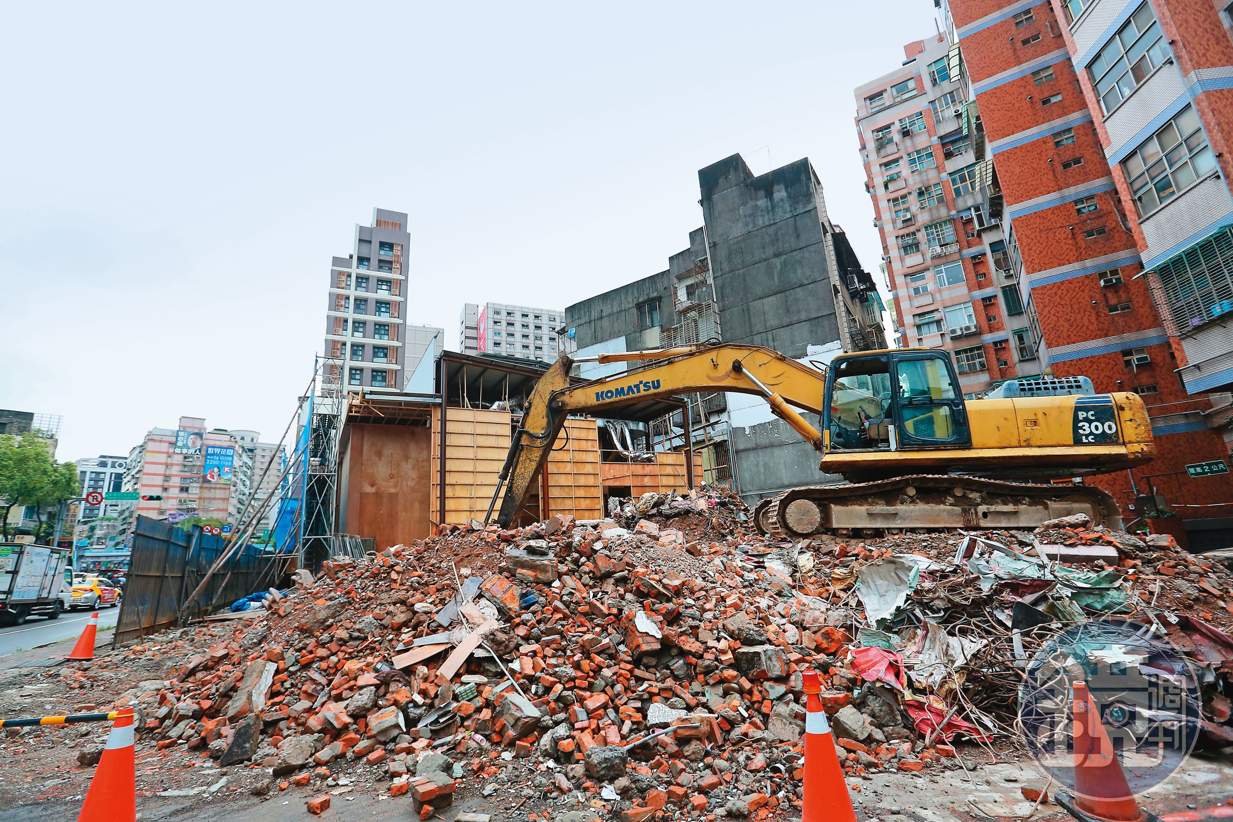 常見小基地在怪手拆屋之後,工地就陷入死寂,成為爛尾案,專家提醒慎選建商很重要。