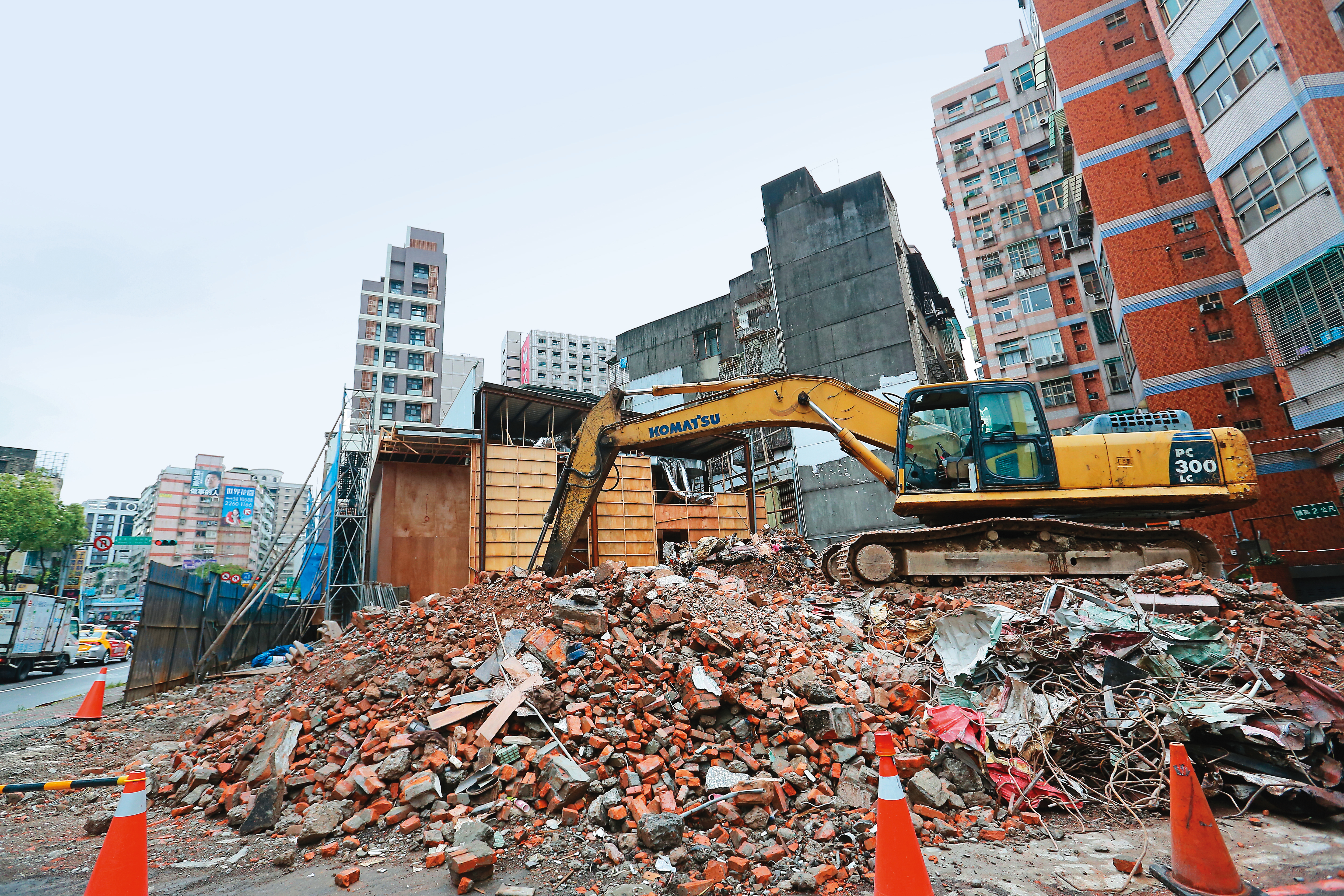 常見小基地在怪手拆屋之後，工地就陷入死寂，成為爛尾案，專家提醒慎選建商很重要。