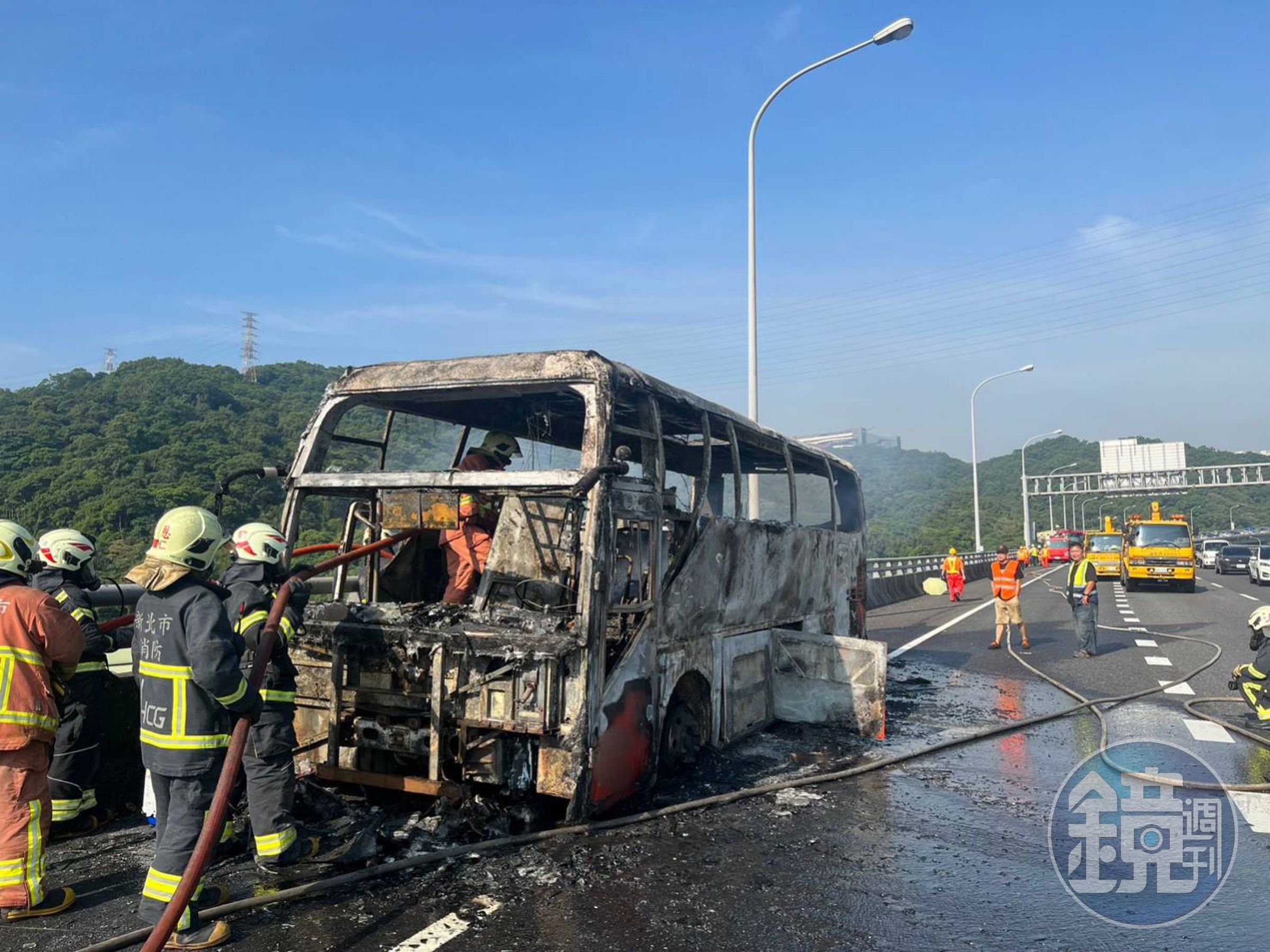 消撲滅火勢後,遊覽車已被燒到只剩骨架。(翻攝畫面)