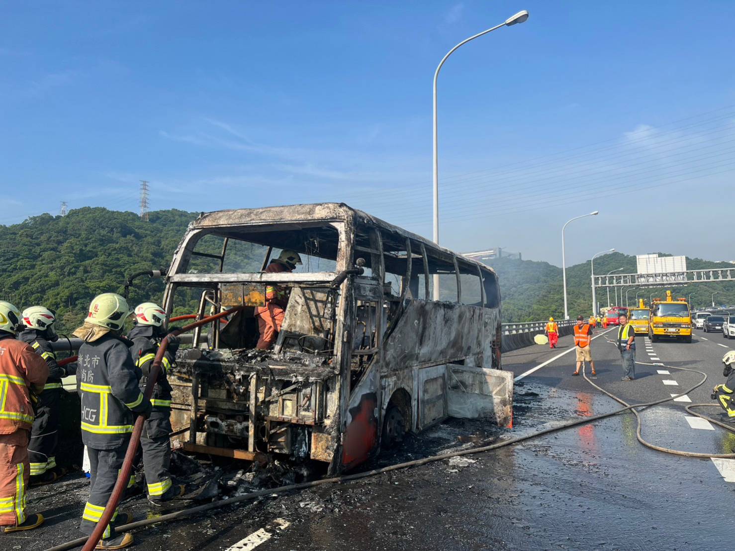 消撲滅火勢後，遊覽車已被燒到只剩骨架。（翻攝畫面）