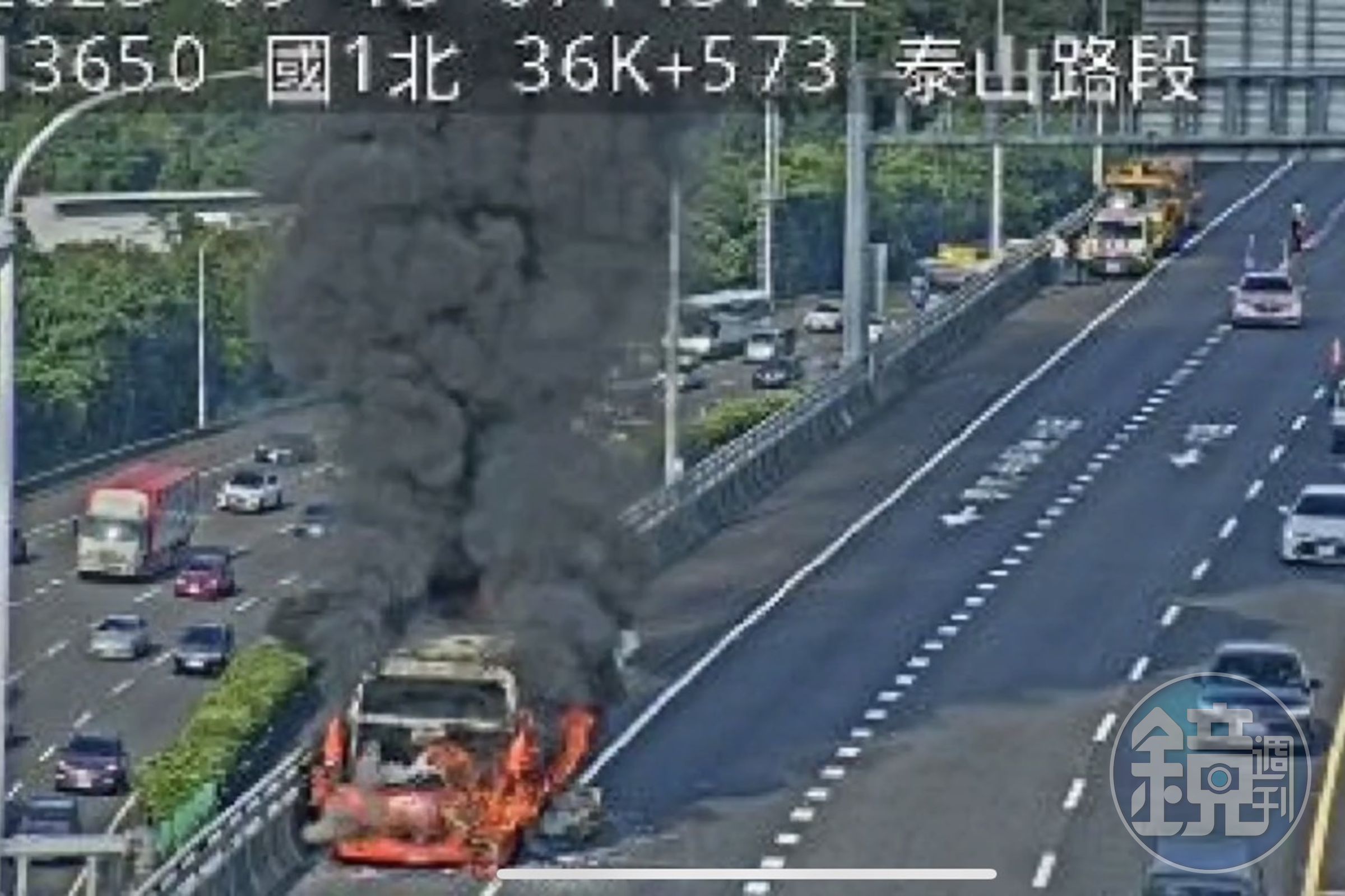 遊覽車被大火吞噬,濃煙烈焰一度造成車流回堵。(翻攝畫面)