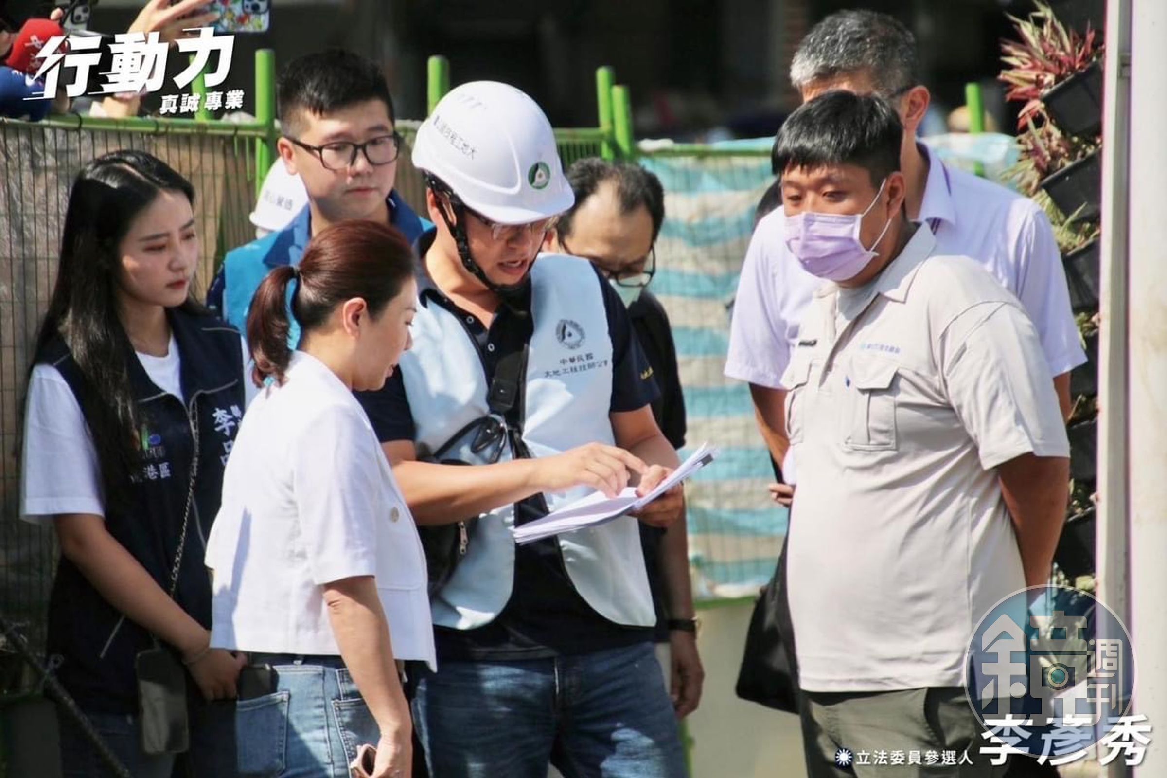 比藍綠激烈駁火更吸睛的是,與她們一同現身、年僅23歲的在地聯成里里長李品君(左)。(李彥秀辦公室提供)