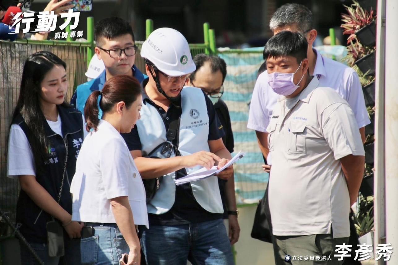 比藍綠激烈駁火更吸睛的是，與她們一同現身、年僅23歲的在地聯成里里長李品君（左）。（李彥秀辦公室提供）