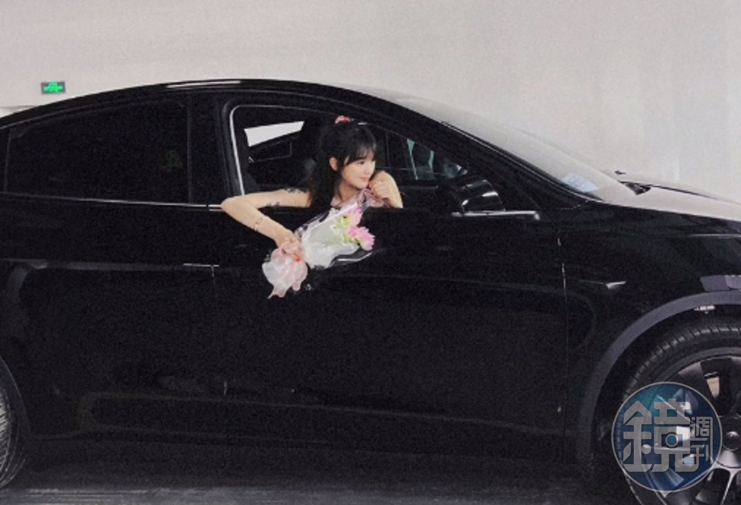 女車主買了黑色Tesla Model Y後,遭遇不少車損,多次進出修車廠。(翻攝自抖音「小雨溪」)