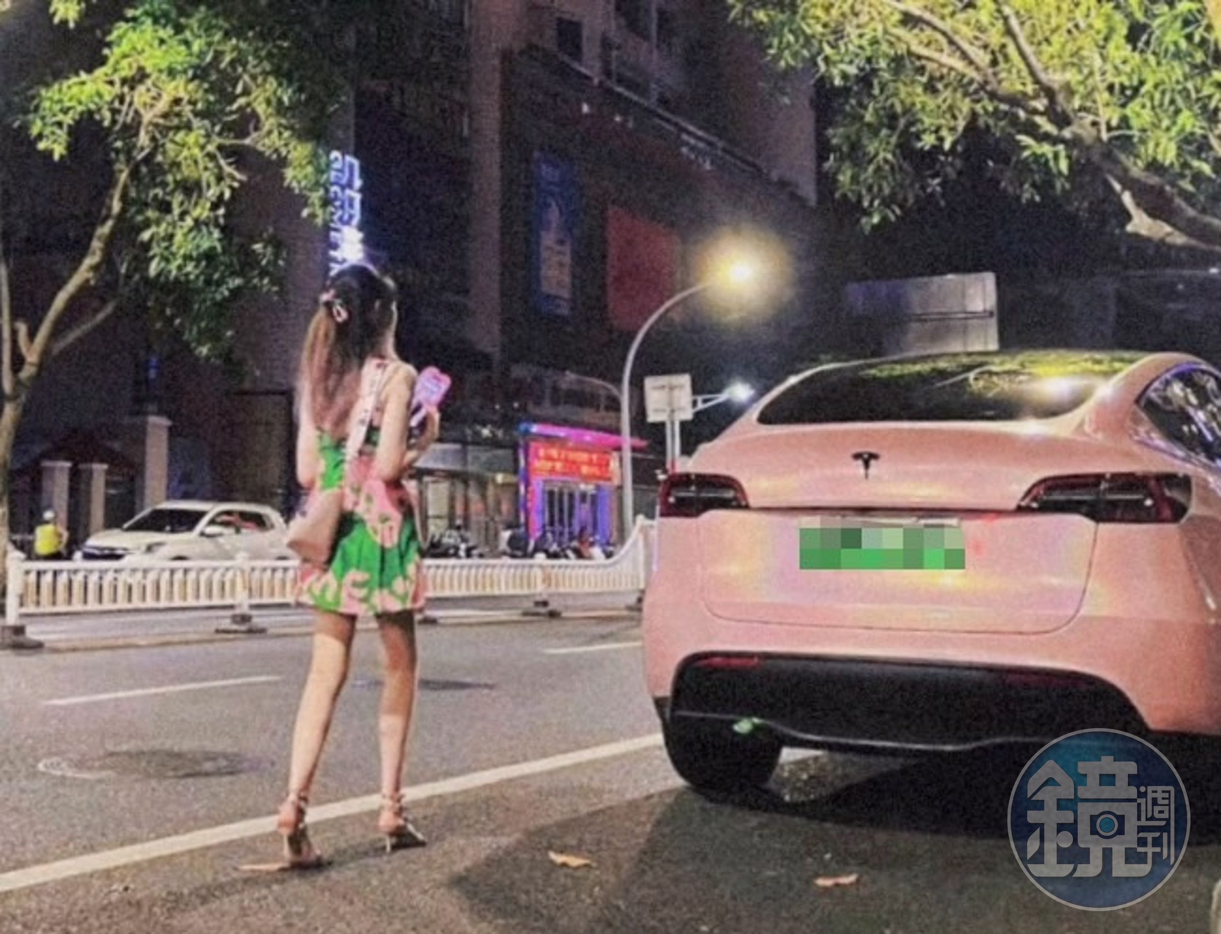 女車主把黑色Tesla Model Y換上粉色外觀。(翻攝自抖音「小雨溪」)