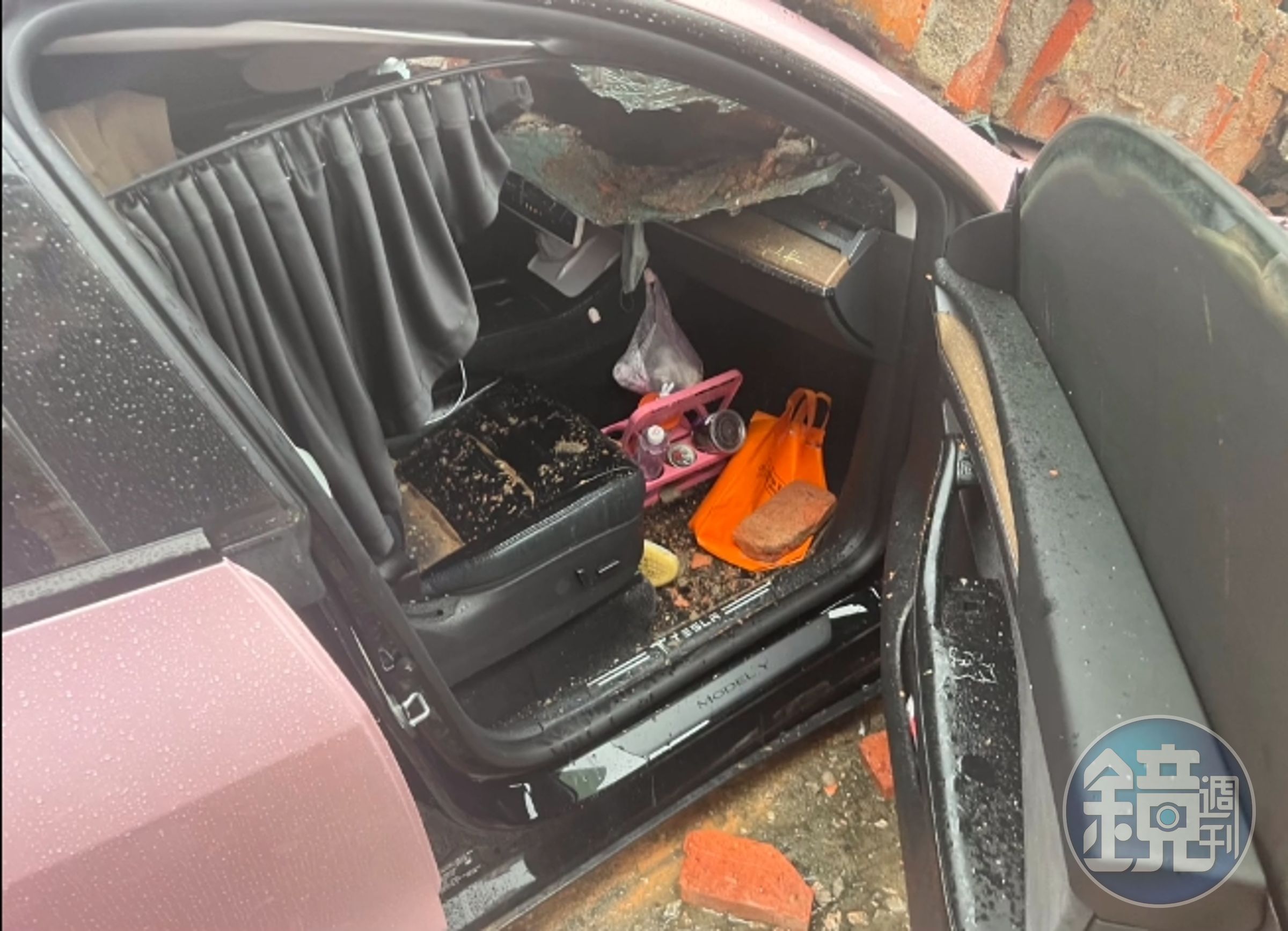 粉色Tesla Model Y不只後擋風玻璃毀壞,連車頭都扁了,車內災情慘重。(翻攝自抖音「小雨溪」)