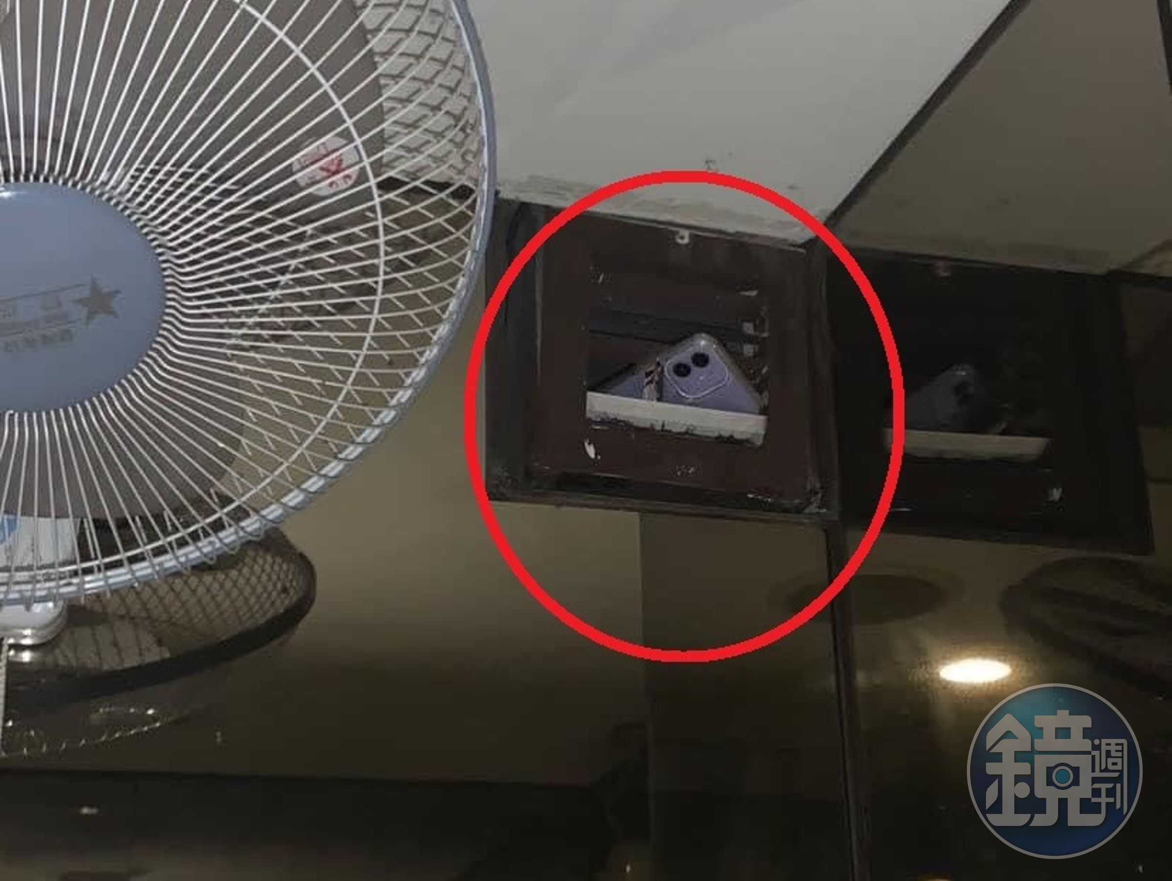 網友指控鄭姓老闆在廁所放置手機偷拍如廁，事後有4名被害人向警方報案。（翻攝自臉書爆料公社）