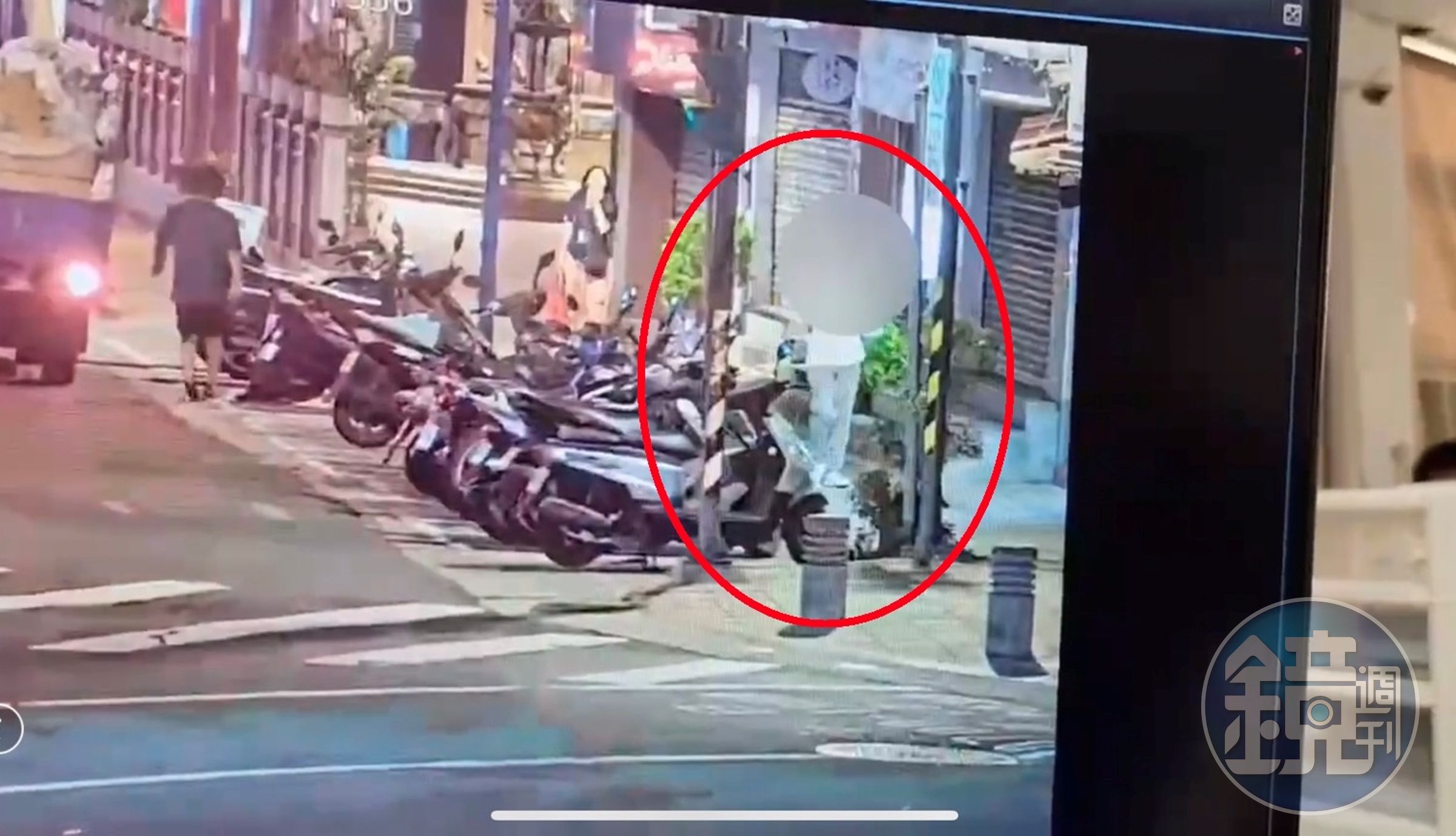 警方鎖定一名江姓男子(紅圈)涉案,現正積極追緝中。(翻攝畫面)