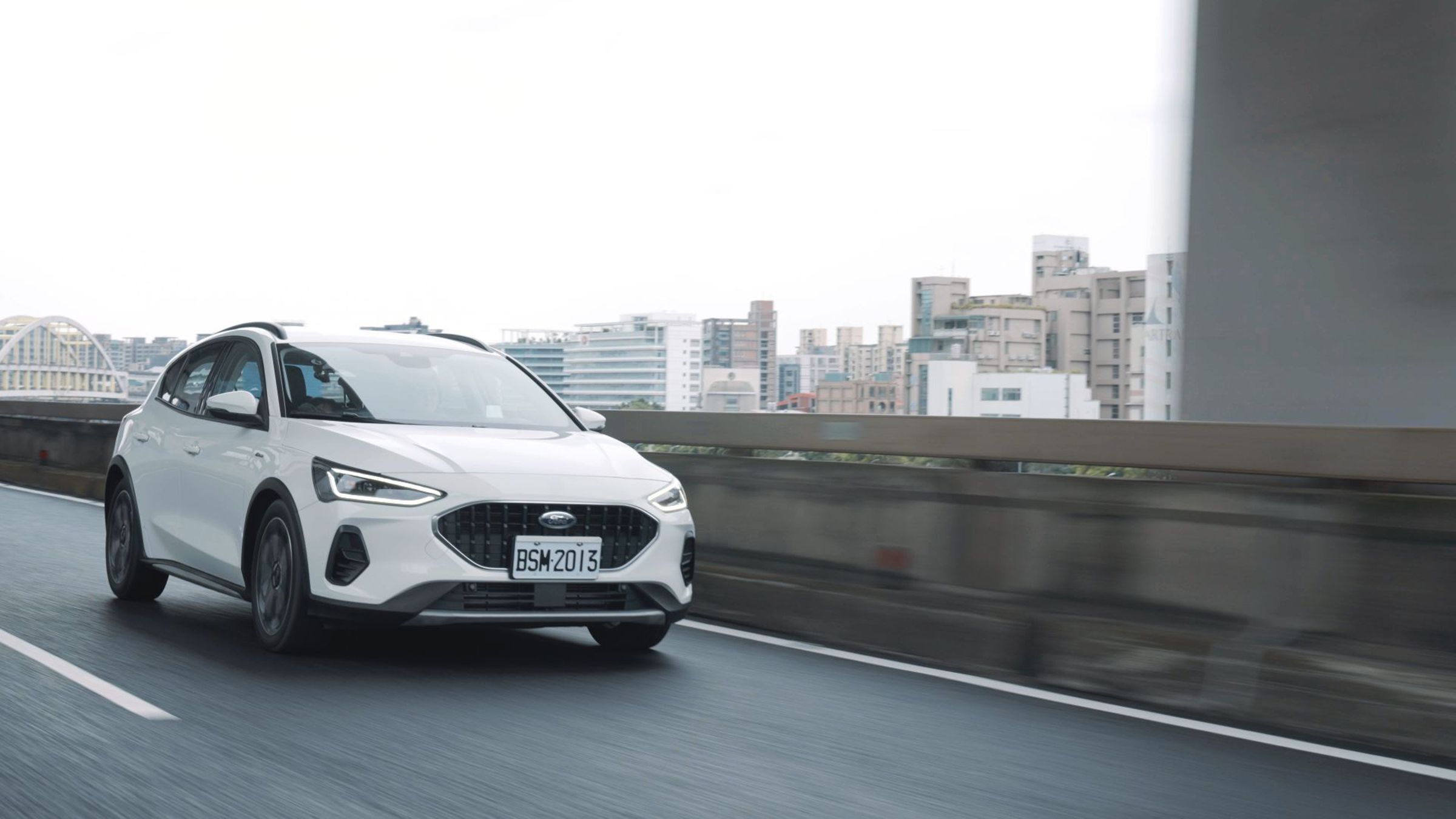 與跨界休旅FORD FOCUS ACTIVE Vignale一同馳騁路上,享受獨立女子的恣意瀟灑。