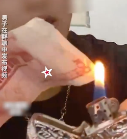 男子拿100元人民幣點菸。（翻攝微博）