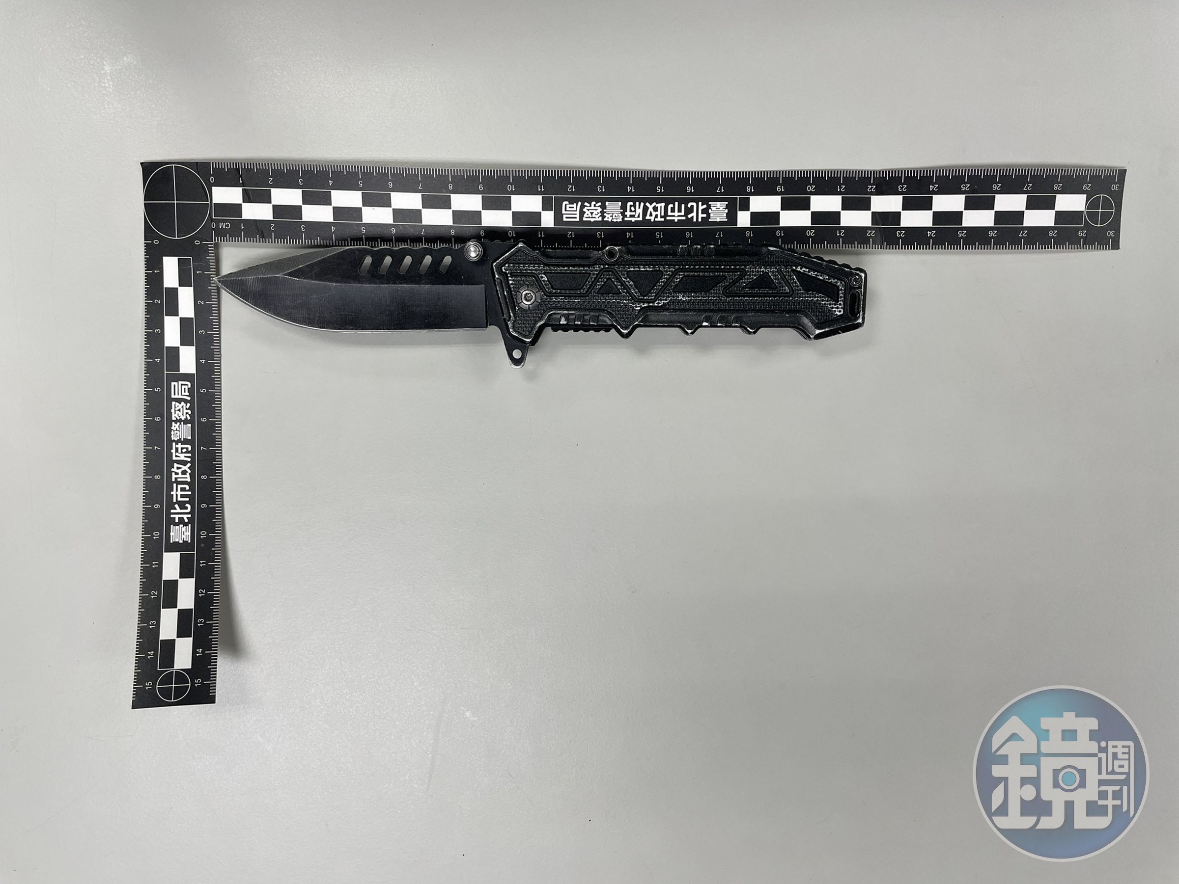 警方查扣鄭男身上的折疊刀及辣椒水。（翻攝畫面）