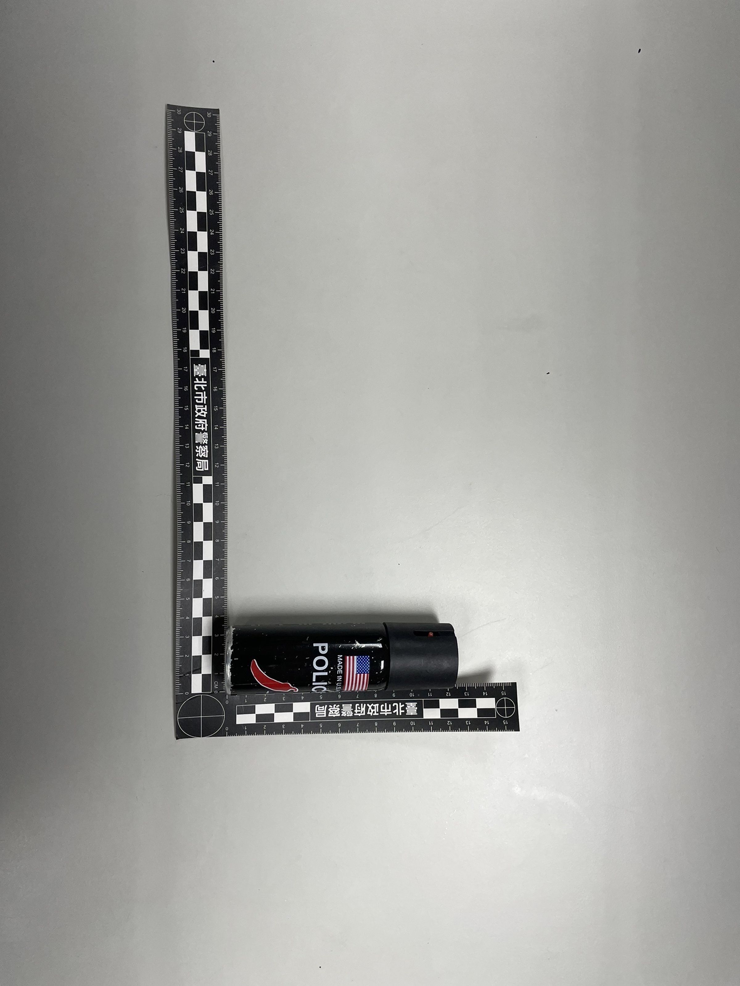 警方查扣鄭男身上的折疊刀及辣椒水。（翻攝畫面）