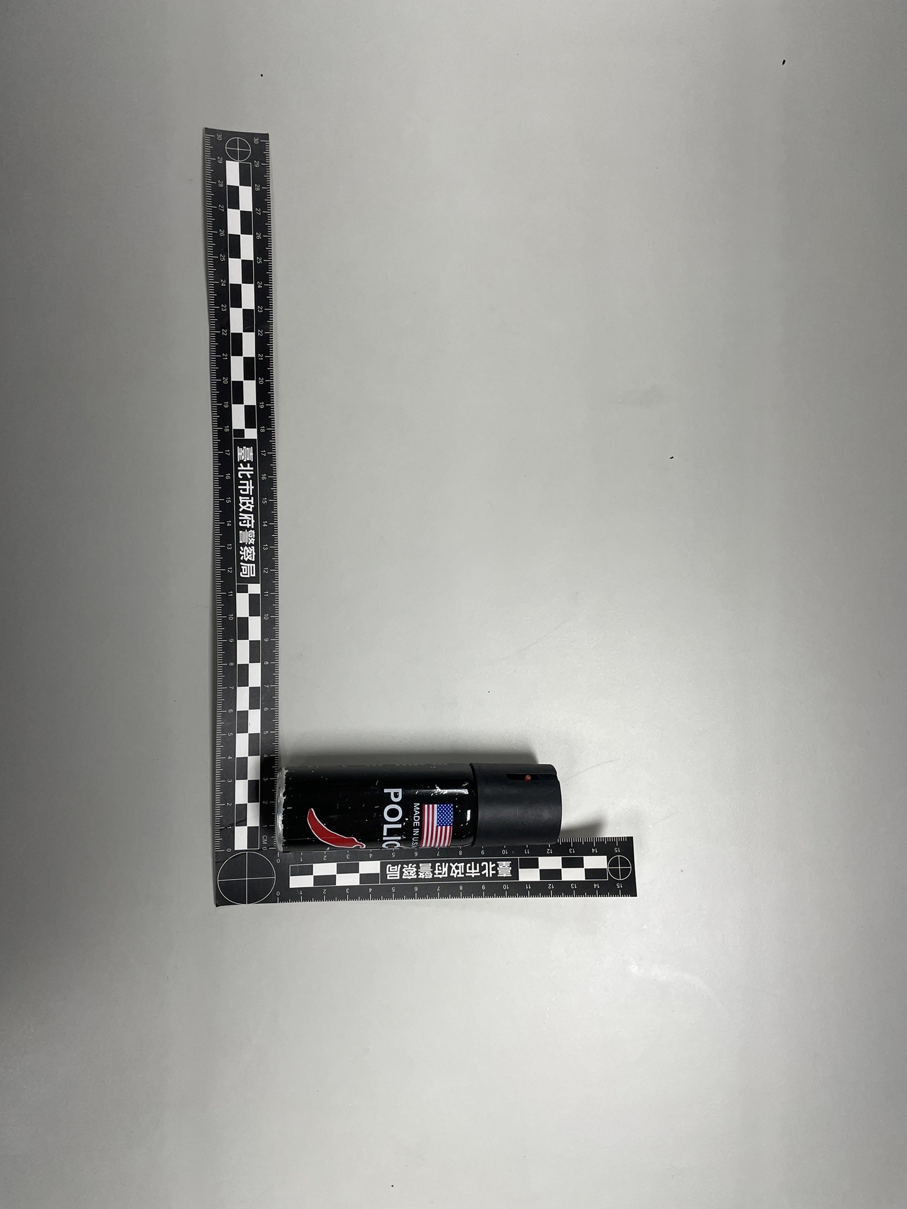警方查扣鄭男身上的折疊刀及辣椒水。(翻攝畫面)