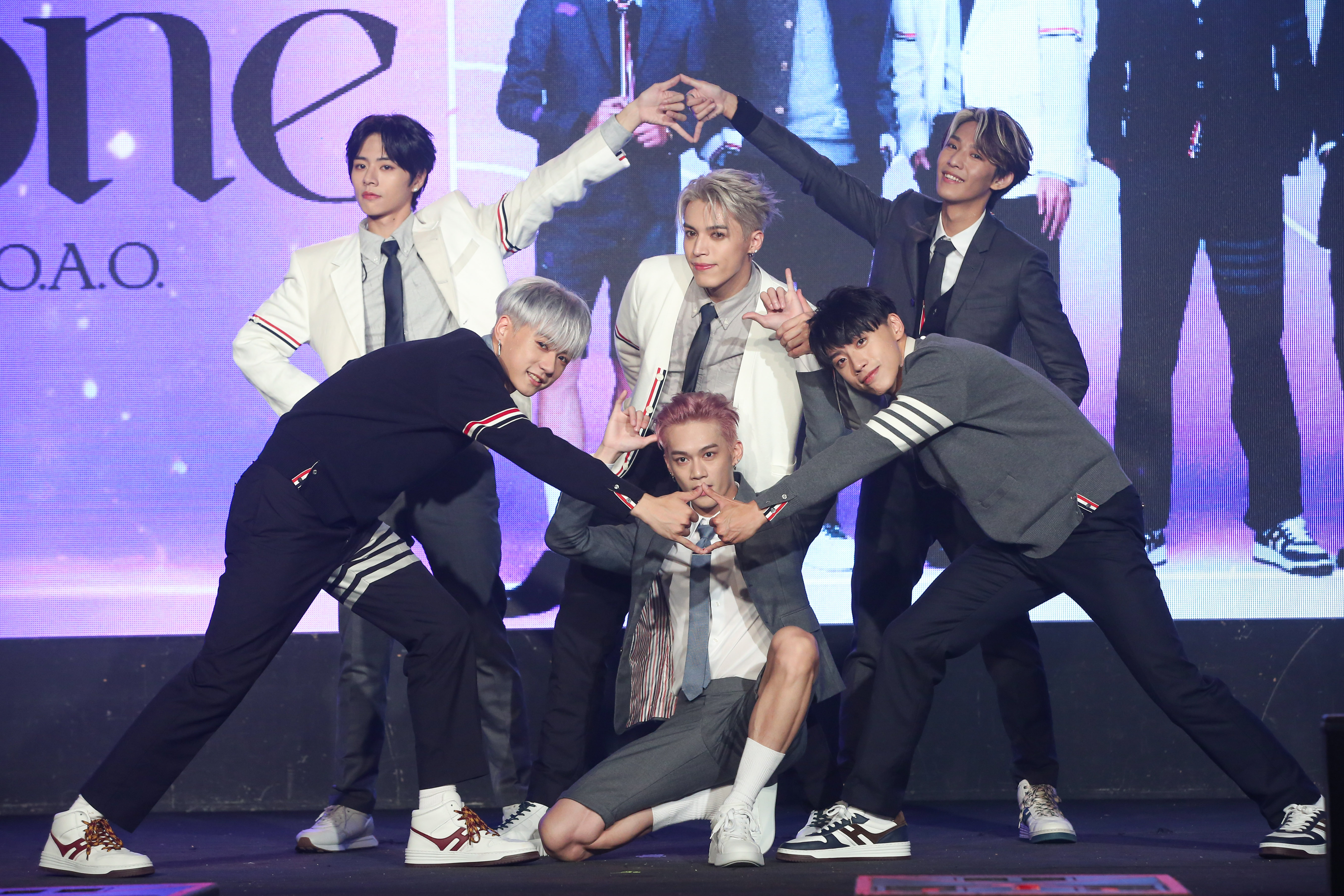 今天是Ozone出道週年日，為了回饋粉絲的支持，特別舉辦Ozone「One Year O.A.O. 成團週年拍照派對」。