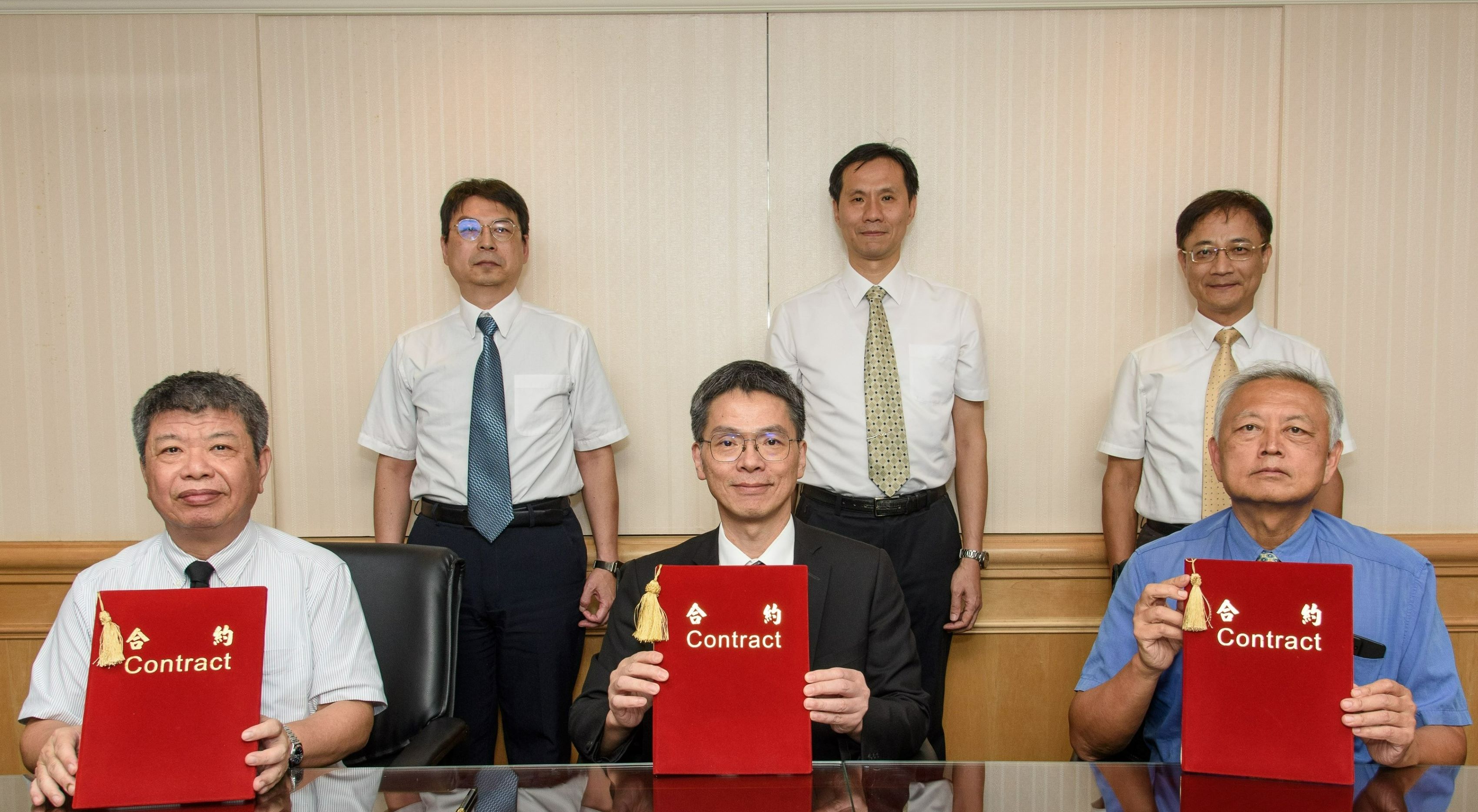 台塑新智能（第一排中為台塑新智能總經理劉慧啟）預計投資2.2億元，與明志科技大學綠色能源電池研究中心合作研發全固態鋰電池。（台塑新智能提供）