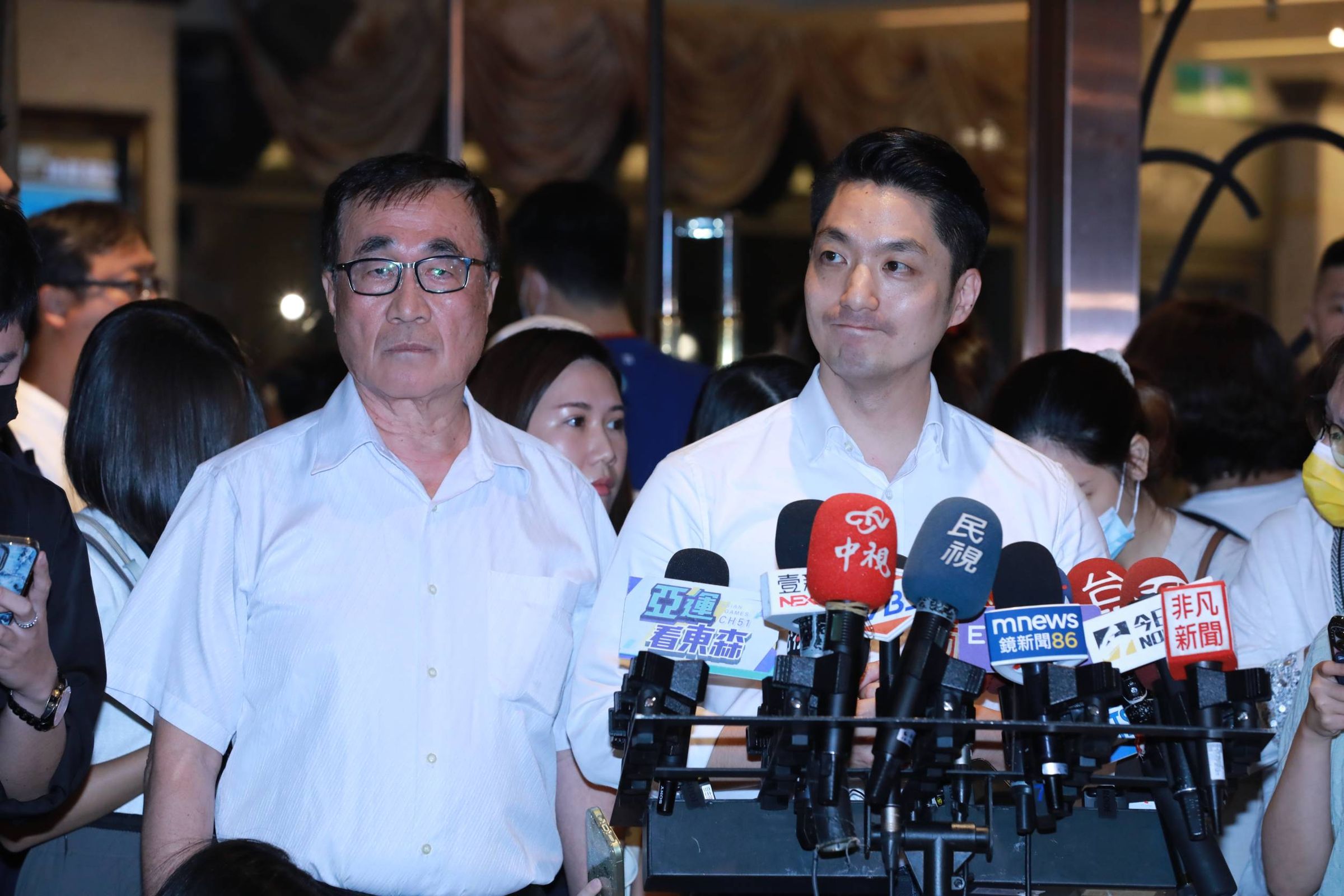 市長蔣萬安今晚受訪回應,「會和受災住戶站在一起,用實際行動確保住戶的權益,該做的都要做。」