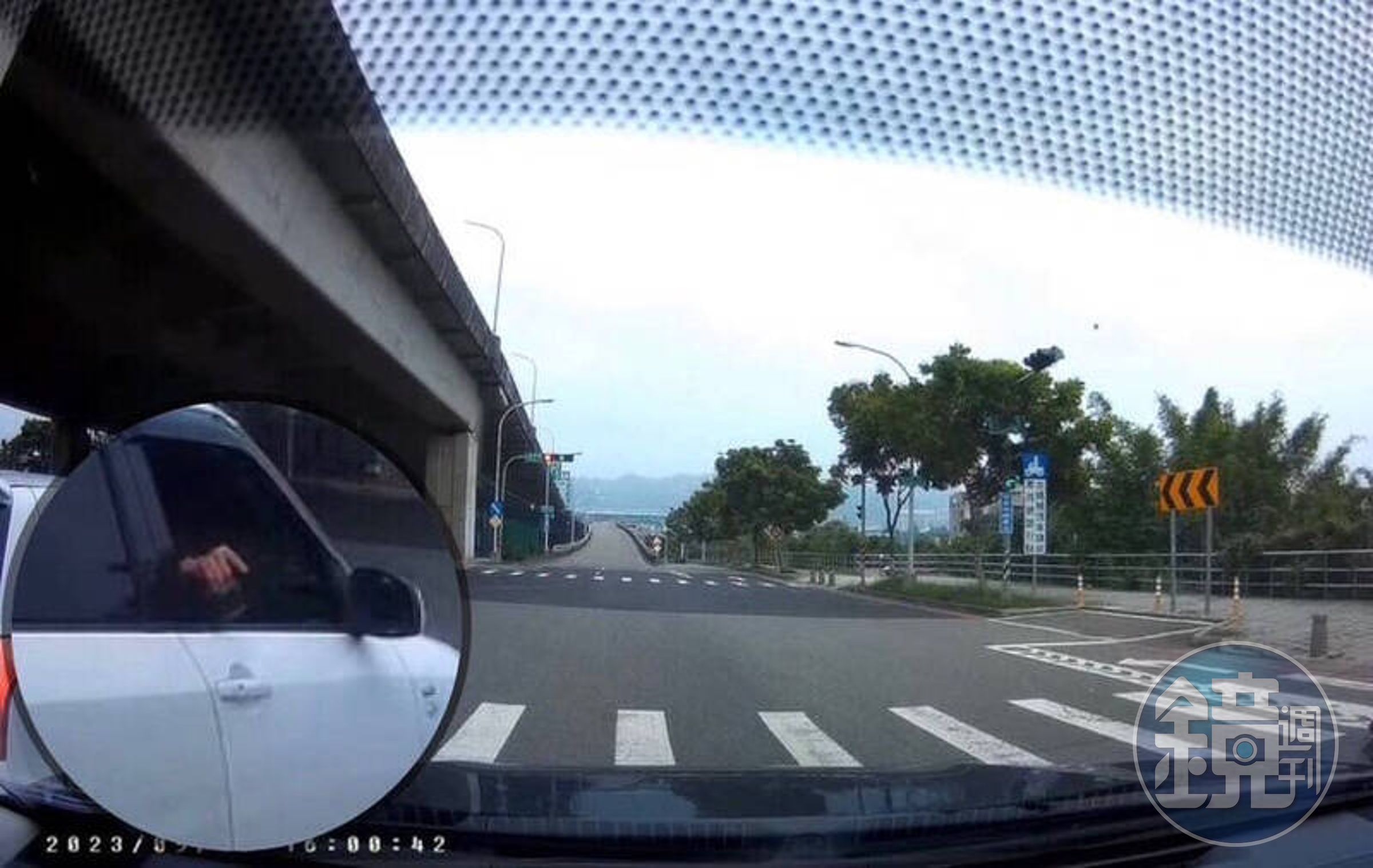 陳男搖下車窗，對偵防車亮槍的畫面被警方行車記錄器拍下來。（警方提供）
