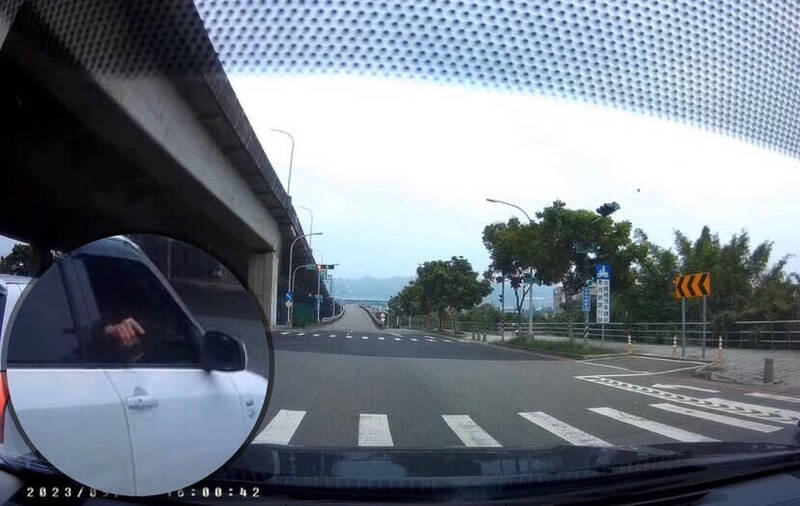陳男搖下車窗，對偵防車亮槍的畫面被警方行車記錄器拍下來。（警方提供）