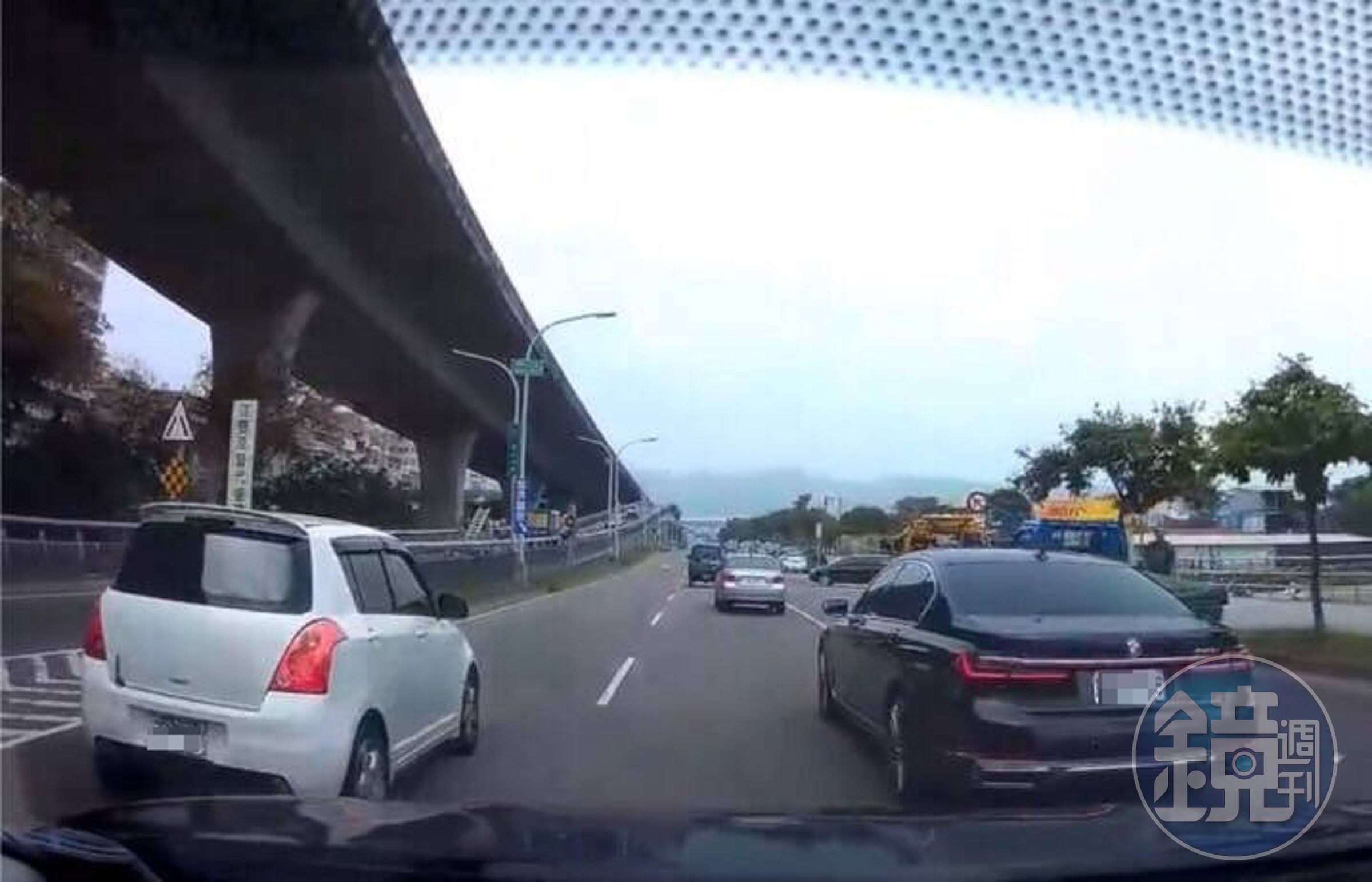 陳男不爽被按喇叭，超車（白色自小客）堵在偵防車前方。（警方提供）