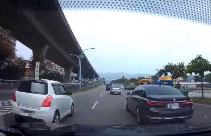 陳男不爽被按喇叭，超車（白色自小客）堵在偵防車前方。（警方提供）