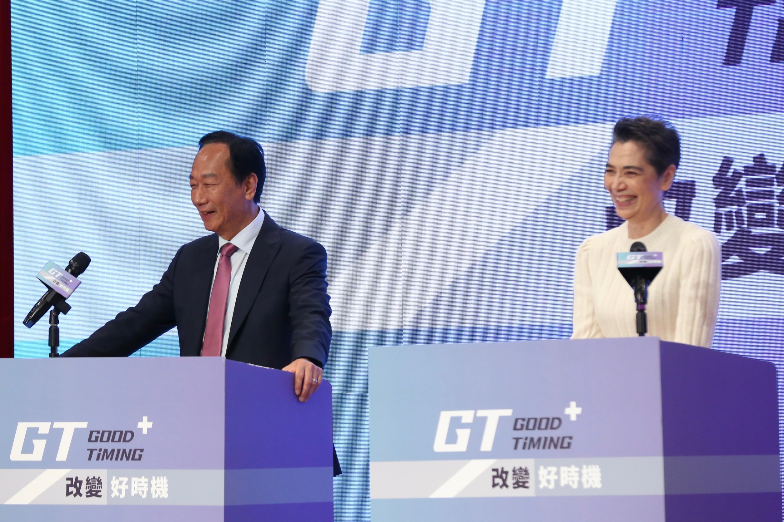 郭台銘今（14日）公布副手人選為資深藝人賴佩霞。