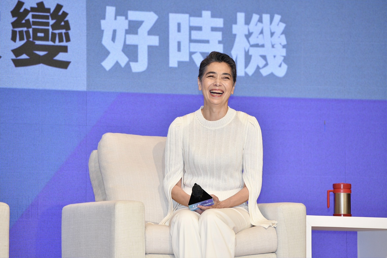 賴佩霞談到一例一休、柬埔寨詐騙案及太陽花等事件等，多度哽咽哭泣，盼改變台灣。