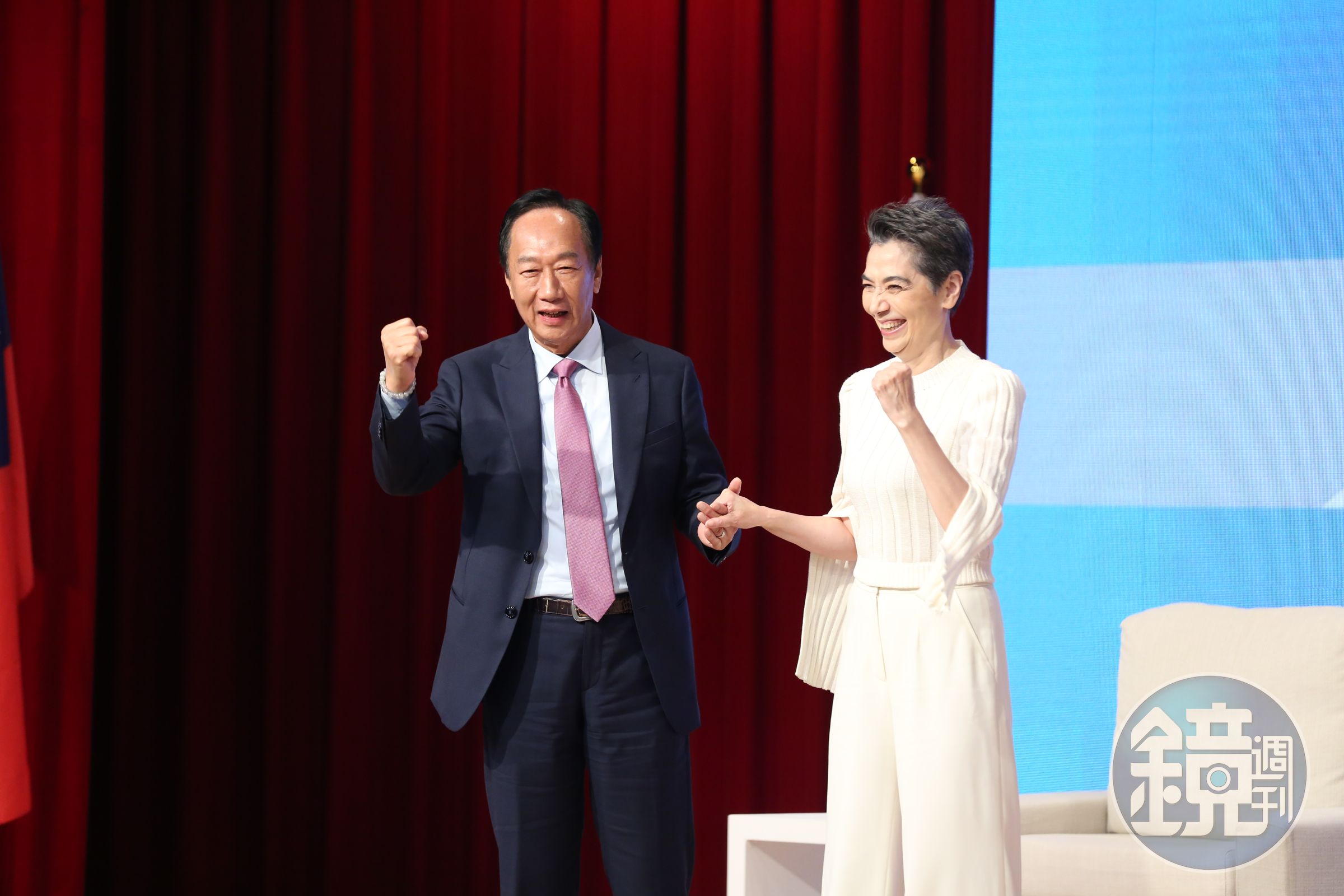郭台銘(左)今宣布賴佩霞(右)擔任參選2024總統的副手。