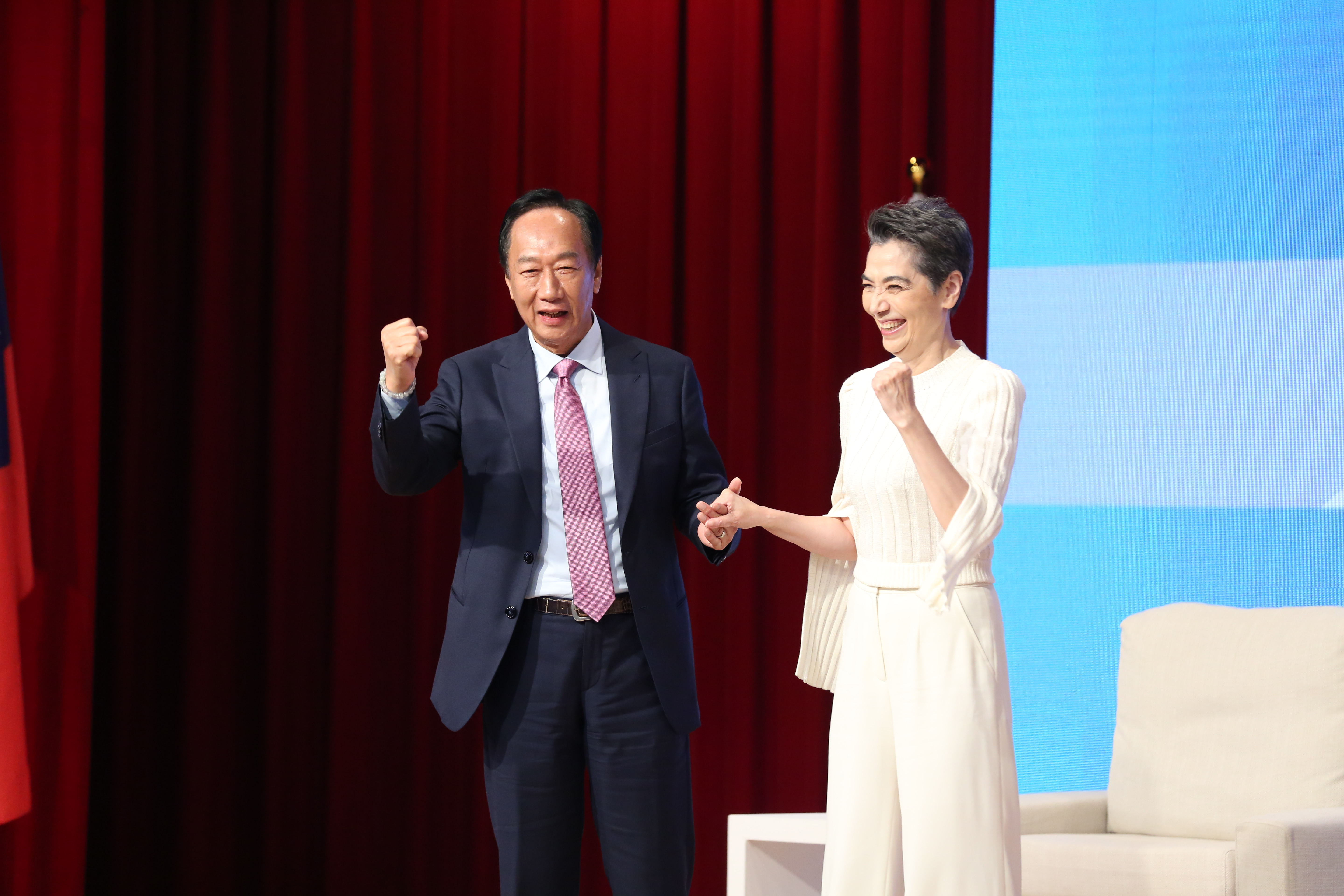 郭台銘（左）今宣布賴佩霞（右）擔任參選2024總統的副手。