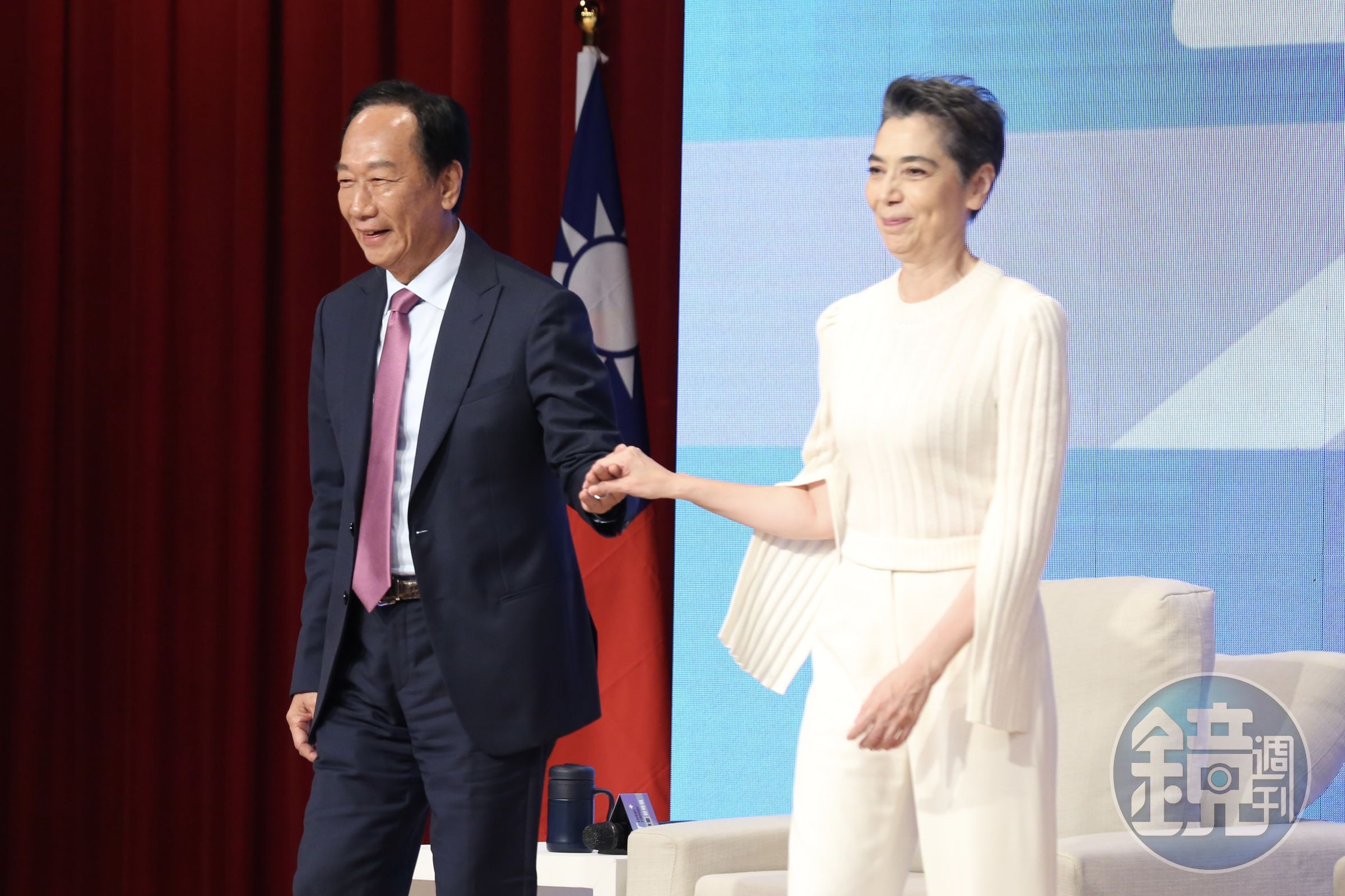 郭台銘（左）宣布自己副總統人選是藝人賴佩霞（右）。