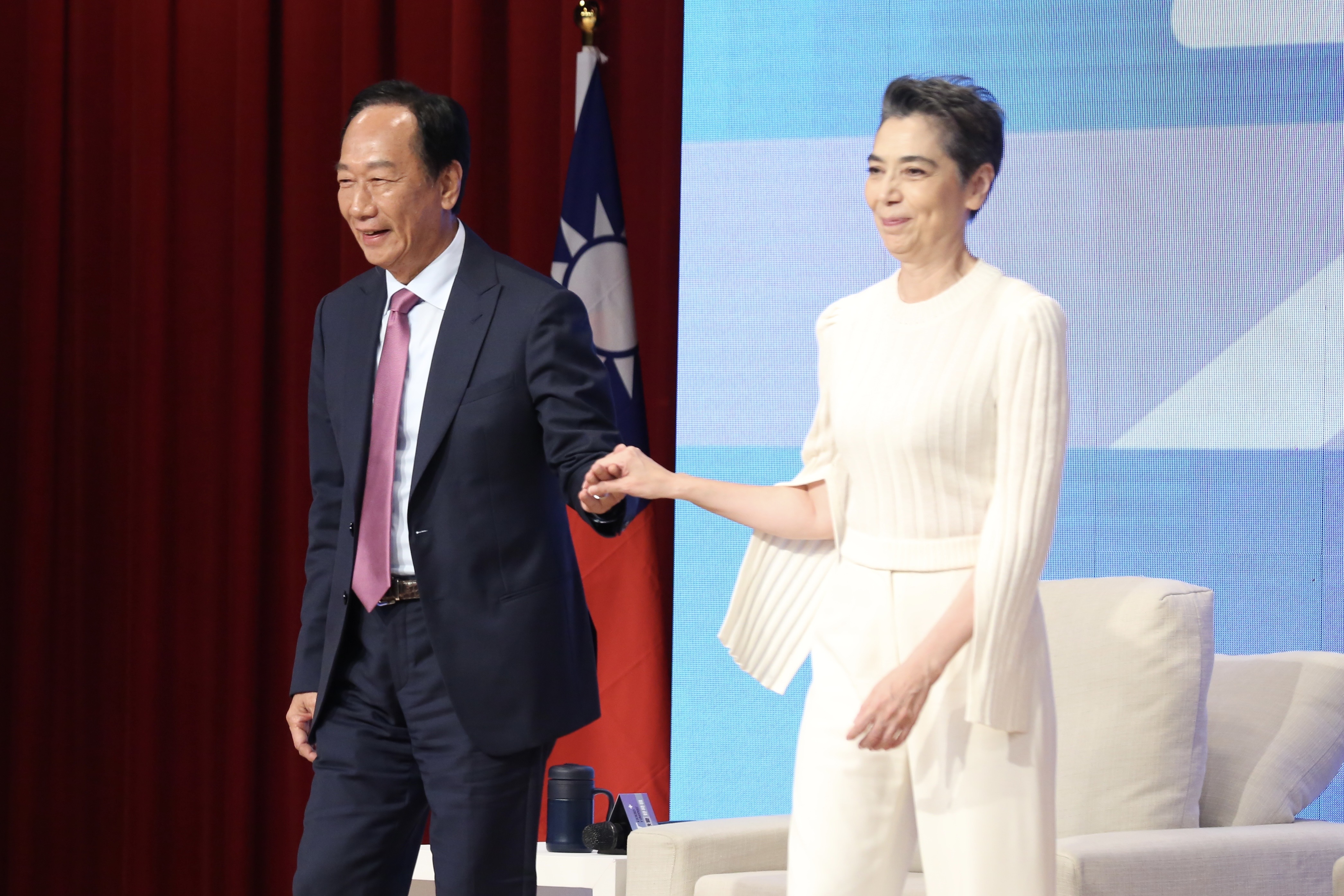 郭台銘（左）宣布自己副總統人選是藝人賴佩霞（右）。