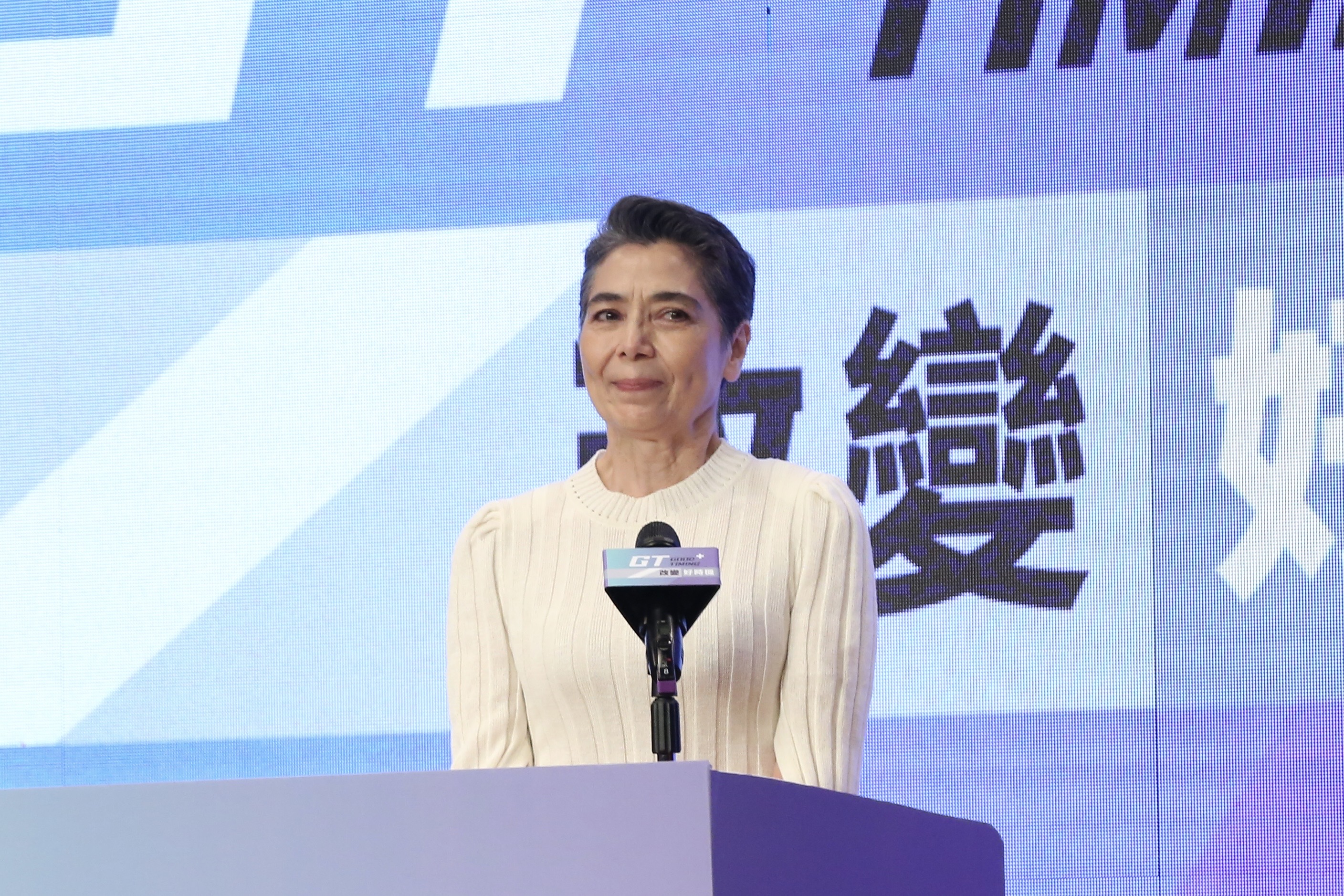 對於賴佩霞今天的演說內容，鄭運鵬認為她對台灣的理解片面且矛盾，這點和不少泛藍支持者差不多。