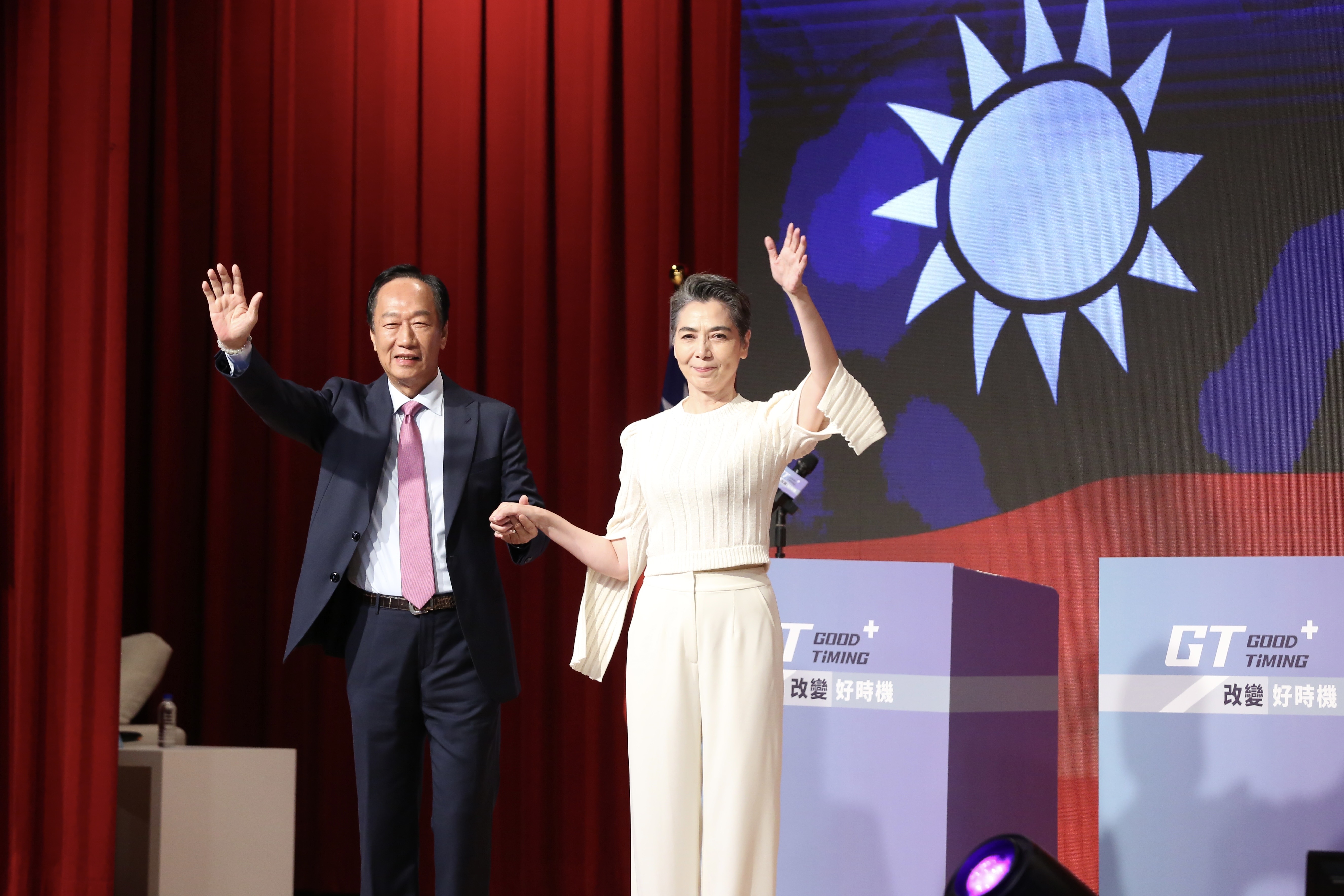  欲連署參選2024總統大選的鴻海集團創辦人郭台銘今公布副手人選，由資深藝人、飾演台劇《人選之人-造浪者》中總統一角的賴佩霞任其搭檔。