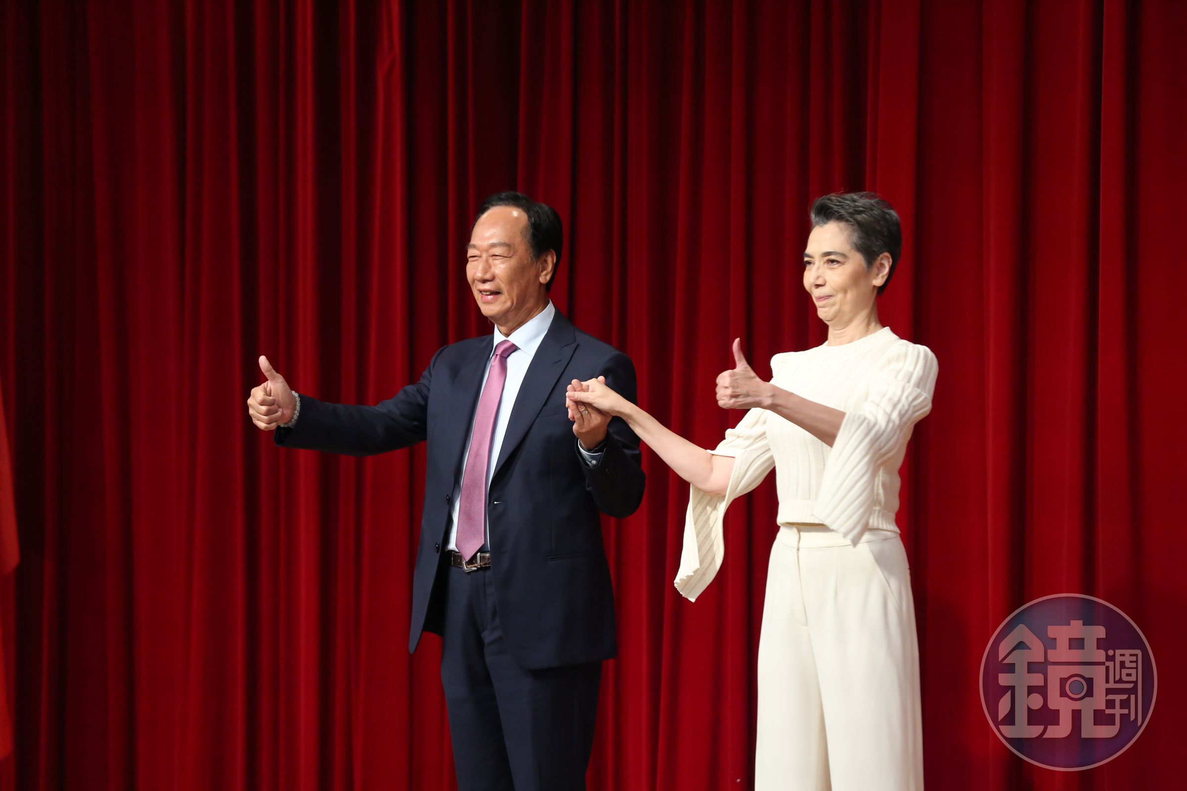 賴佩霞(右)將擔任郭台銘(左)副手。