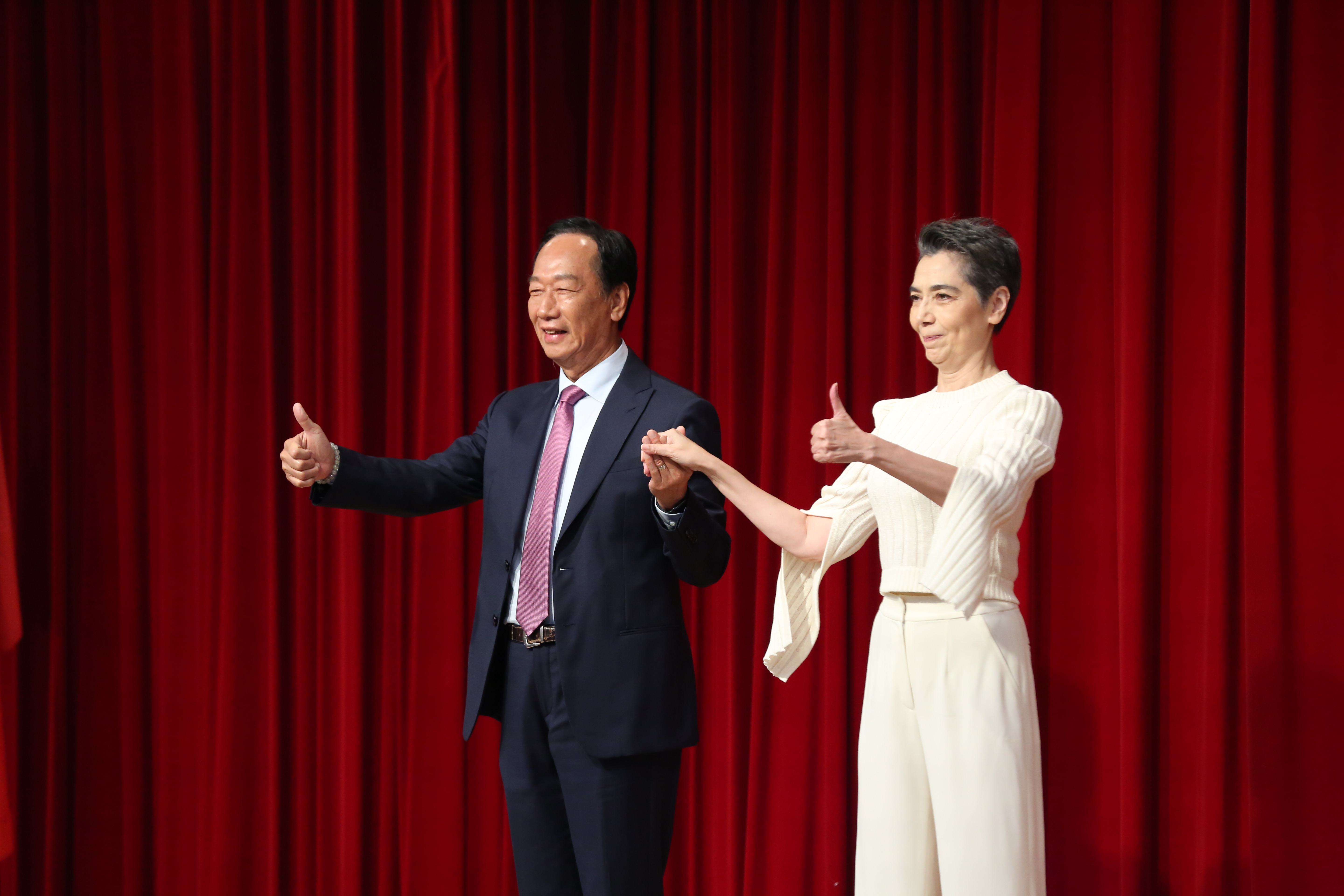賴佩霞(右)將擔任郭台銘(左)副手。