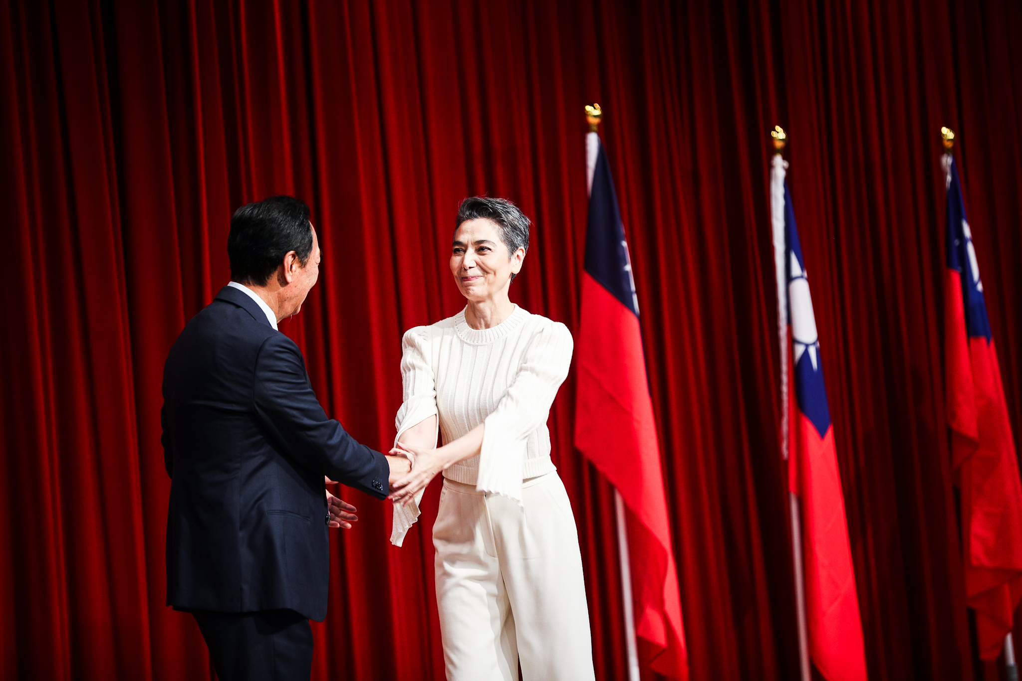 賴佩霞（中）決定參選一事，就連女兒謝沛恩、媳婦隋棠都被蒙在鼓裡。