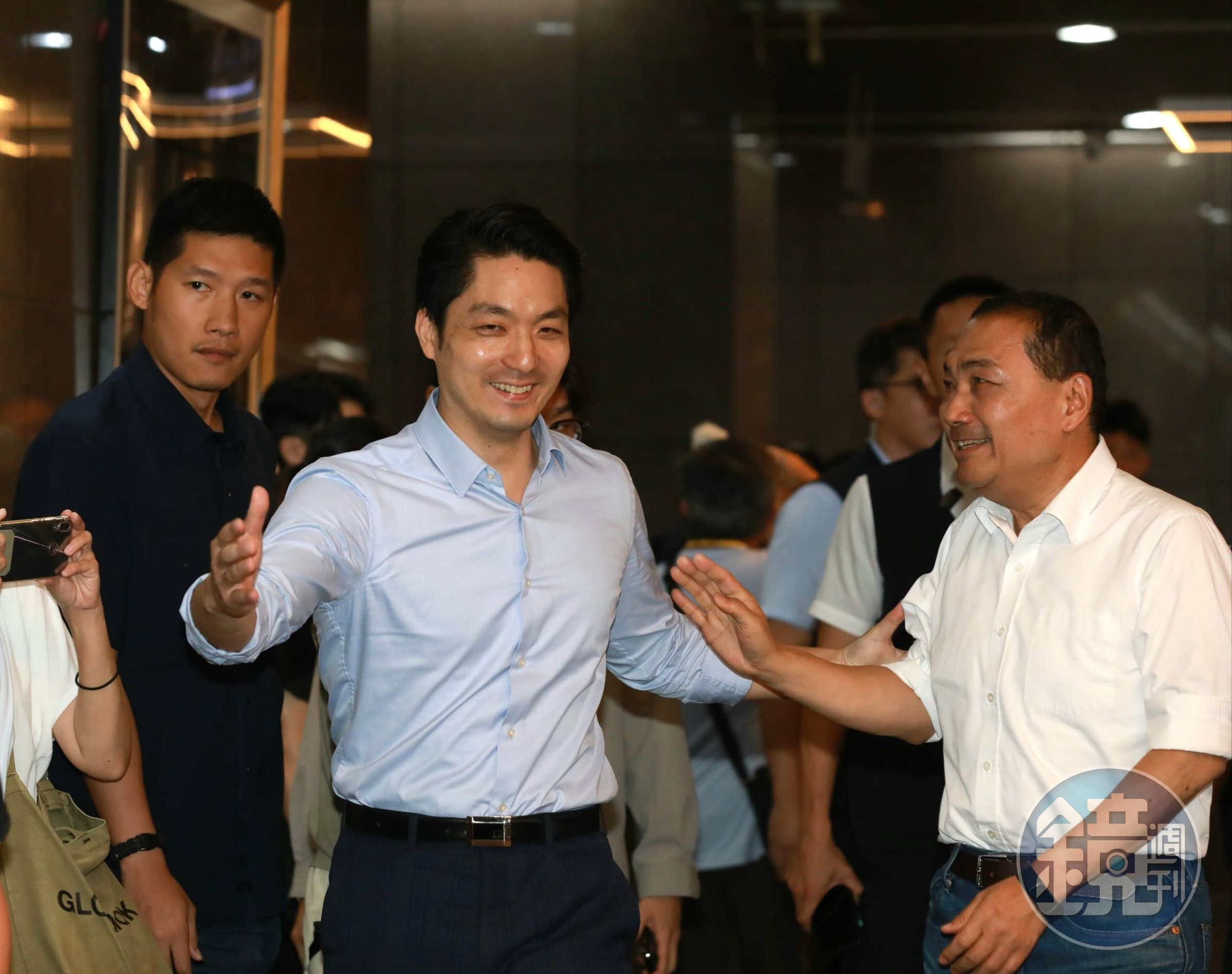 蔣萬安近日獲選《時代》次世代百大人物,他受訪時低調回應,身旁的侯友宜也為他比讚。(本刊資料照)