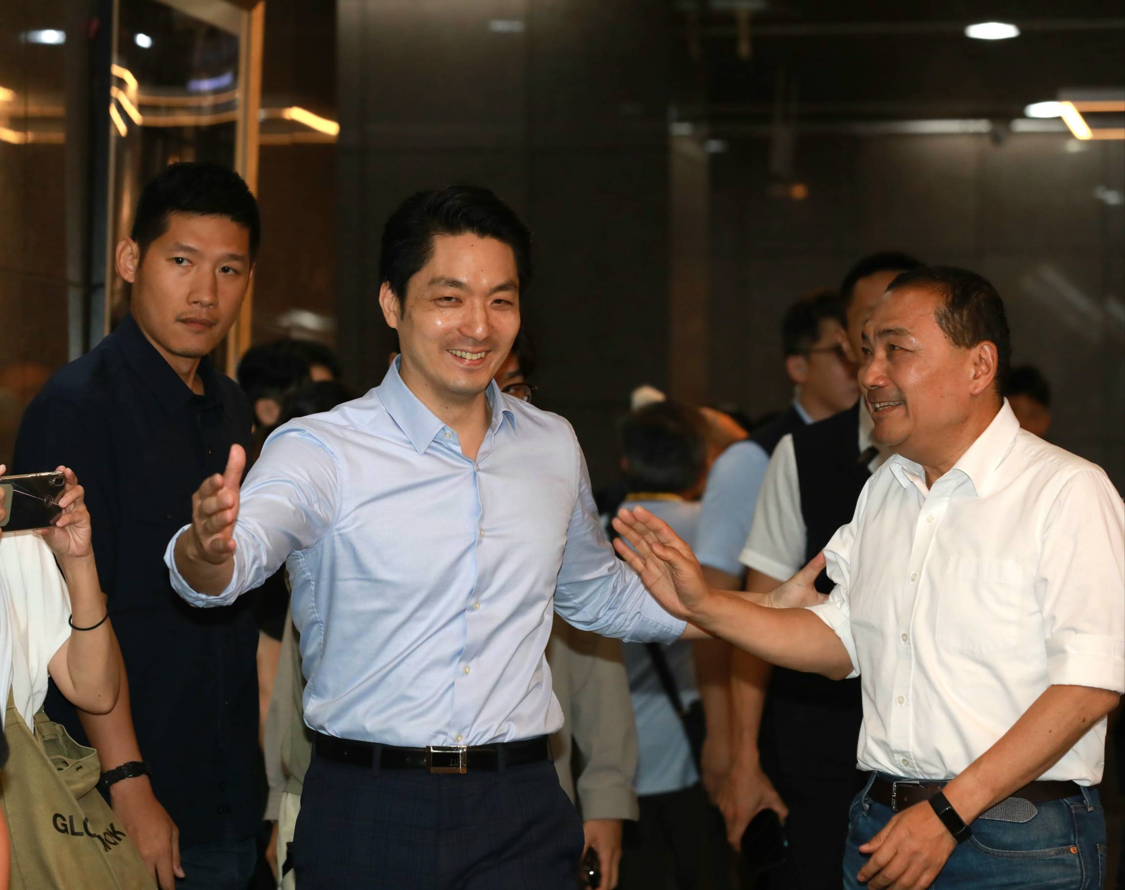 蔣萬安近日獲選《時代》次世代百大人物，他受訪時低調回應，身旁的侯友宜也為他比讚。（本刊資料照）