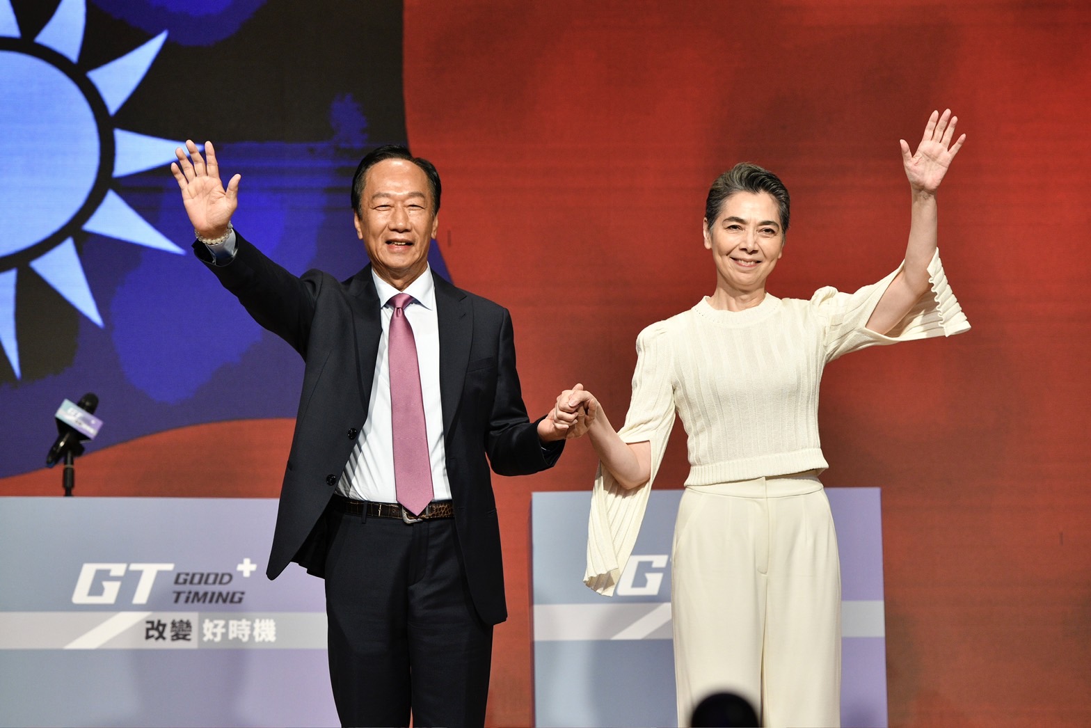郭台銘(左)今宣布賴佩霞(右)擔任副手。