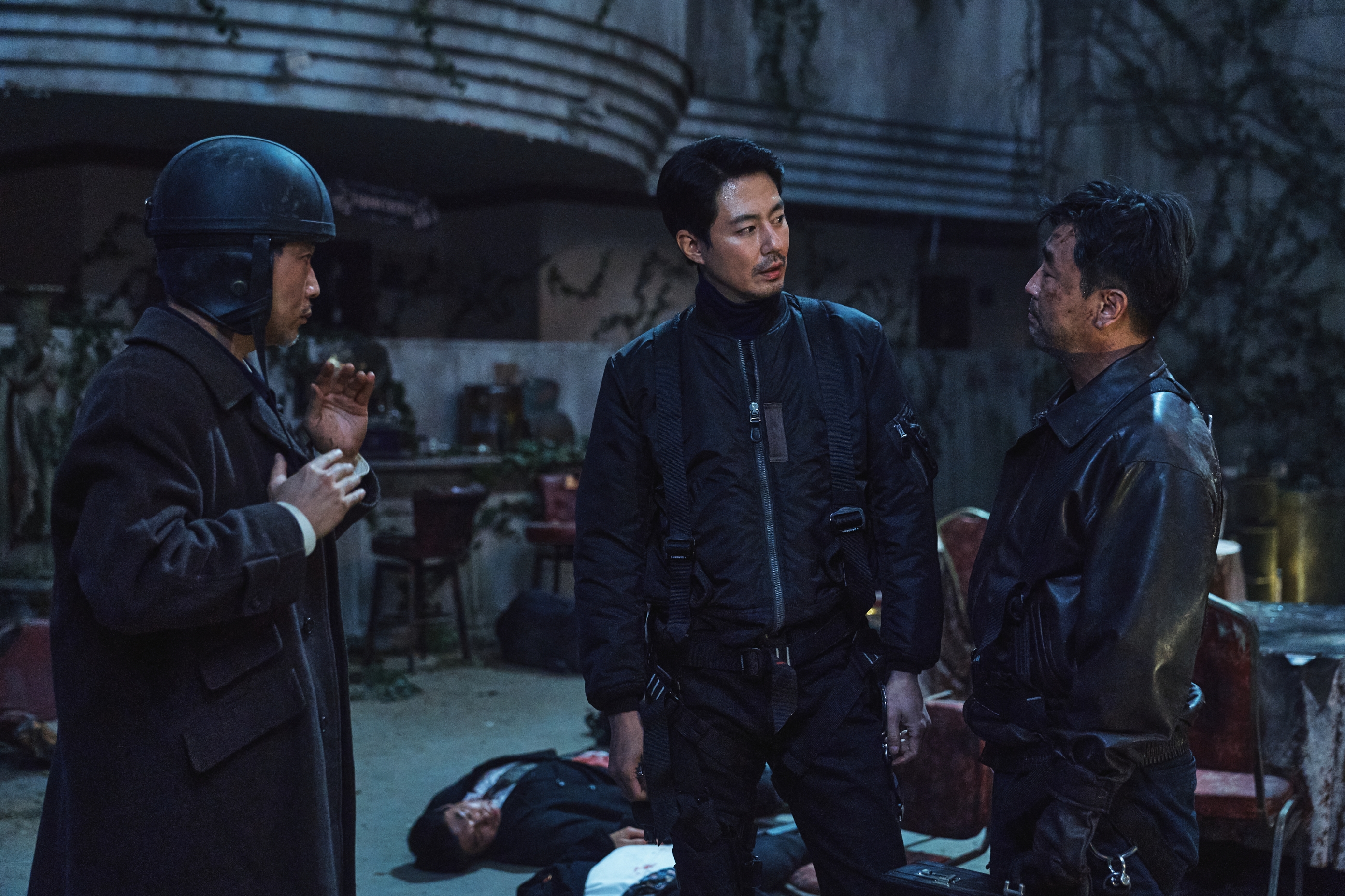 趙寅成飾演的一代異能者金斗植（中）可能在下週完結篇將復出加入最終大戰。（Disney+提供）