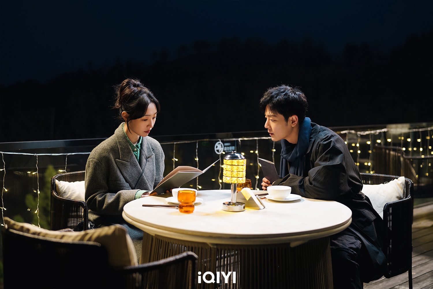 肖戰（右）之前不太能接受螺螄粉的味道，拍完《驕陽伴我》後改口認為挺好吃。（愛奇藝國際站提供）