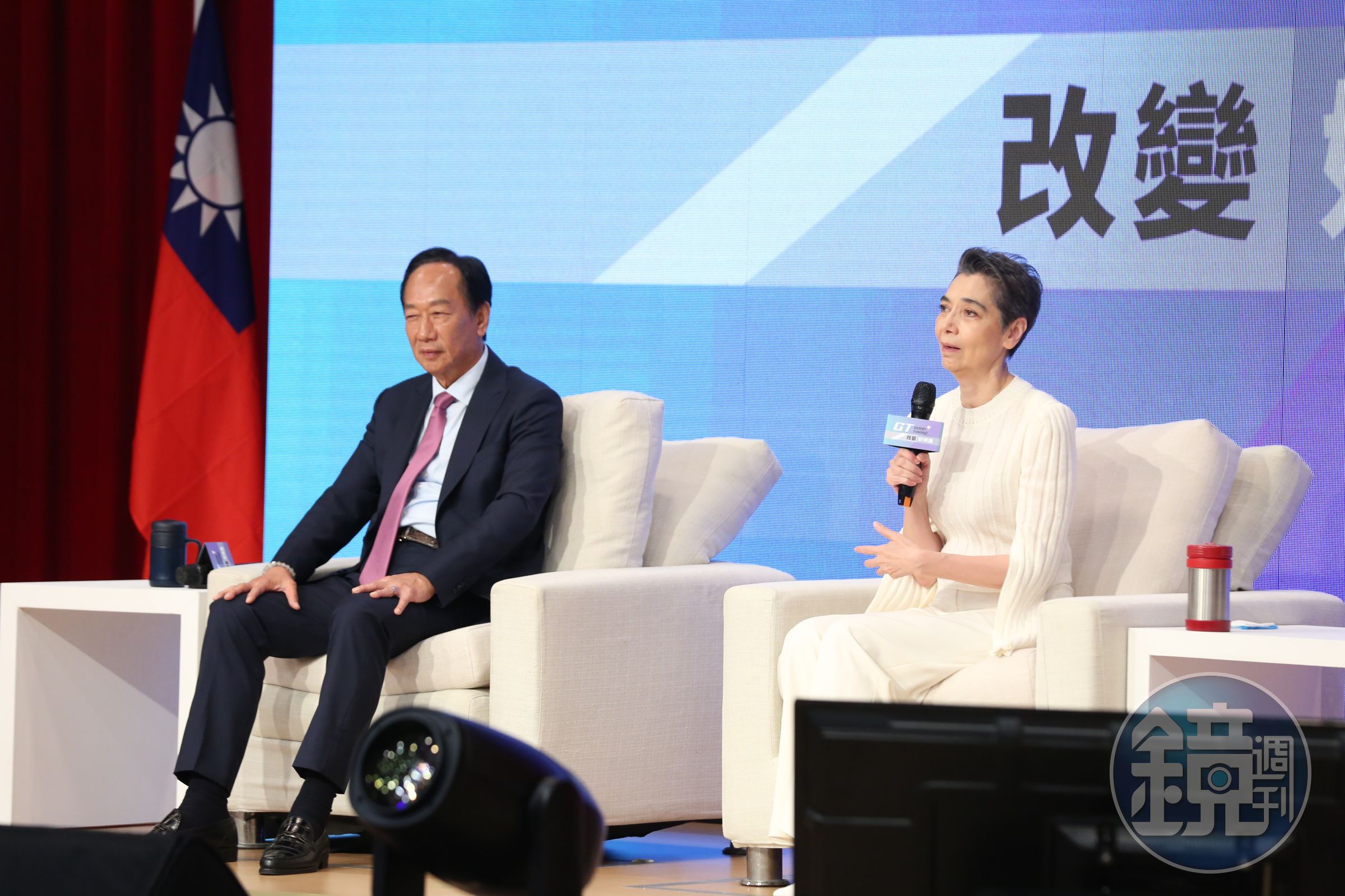 賴佩霞(右)在致詞中提及一例一休難忍哽咽,周玉蔻狠酸「賴清德早就解決害賴佩霞哭哭的修法」。