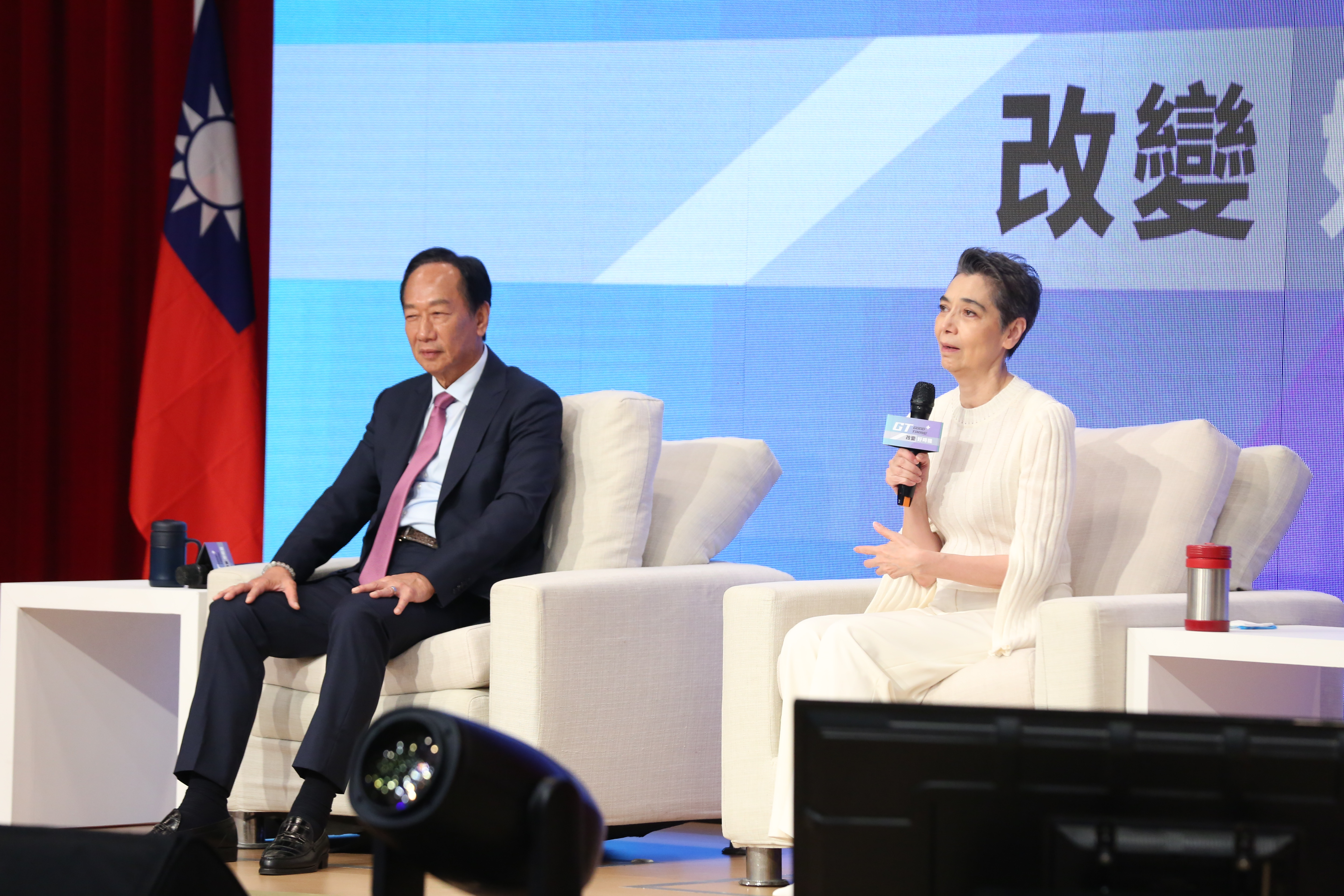 賴佩霞（右）在致詞中提及一例一休難忍哽咽，周玉蔻狠酸「賴清德早就解決害賴佩霞哭哭的修法」。